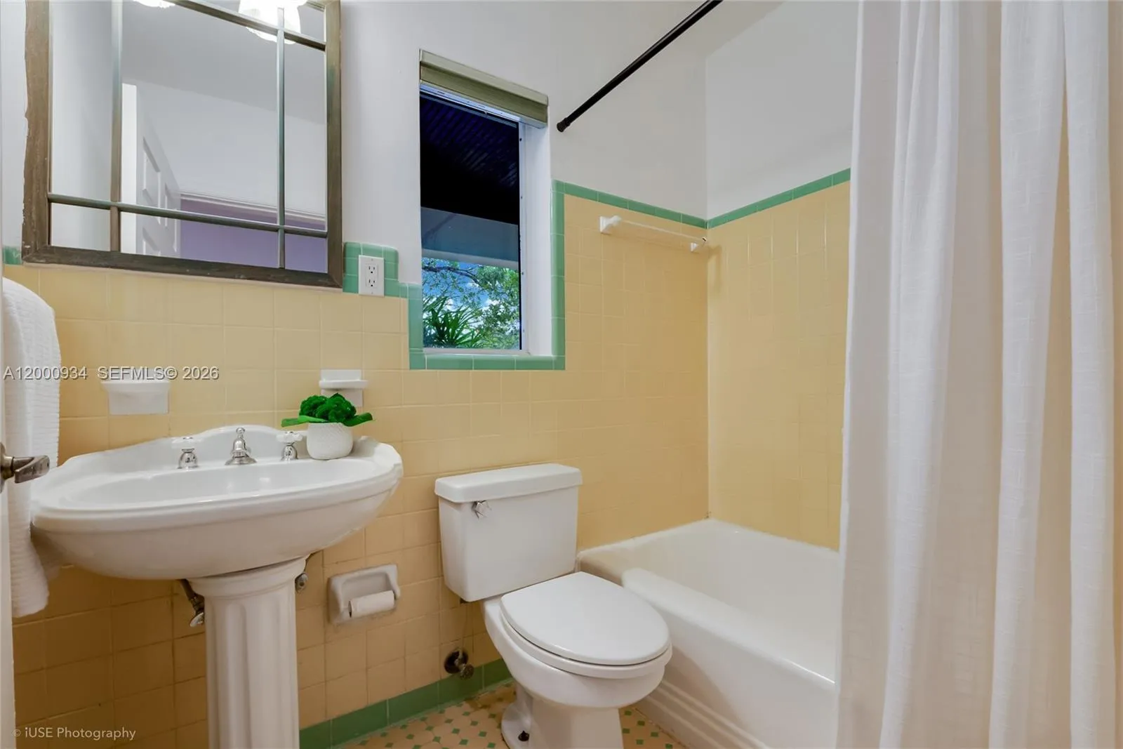Sweet Deco-Style Guest Bathroom