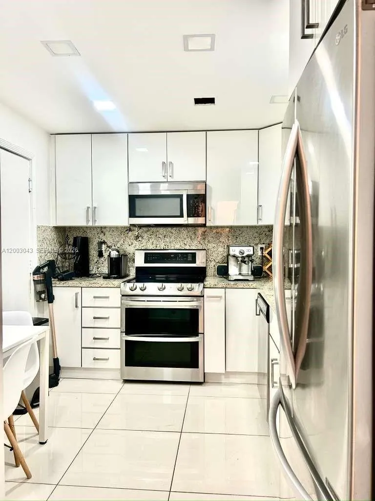 9500 W Bay Harbor Dr 2g, Bay Harbor Islands, Flori, Bay Harbor Islands, Florida 33154, 1 Bedroom Bedrooms, ,1 BathroomBathrooms,Residential Lease,For Rent,9500 W Bay Harbor Dr 2g, Bay Harbor Islands, Flori,A12003043