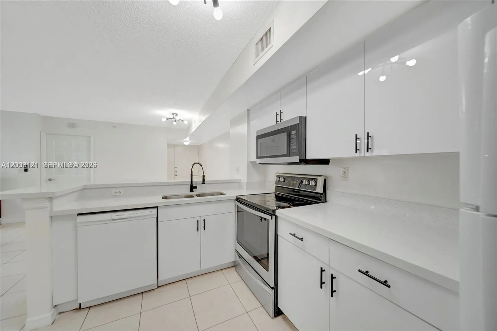 2620 S University Dr 109, Davie, Florida 33328, Davie, Florida 33328, 3 Bedrooms Bedrooms, ,2 BathroomsBathrooms,Residential,For Sale,2620 S University Dr 109, Davie, Florida 33328,A12003121
