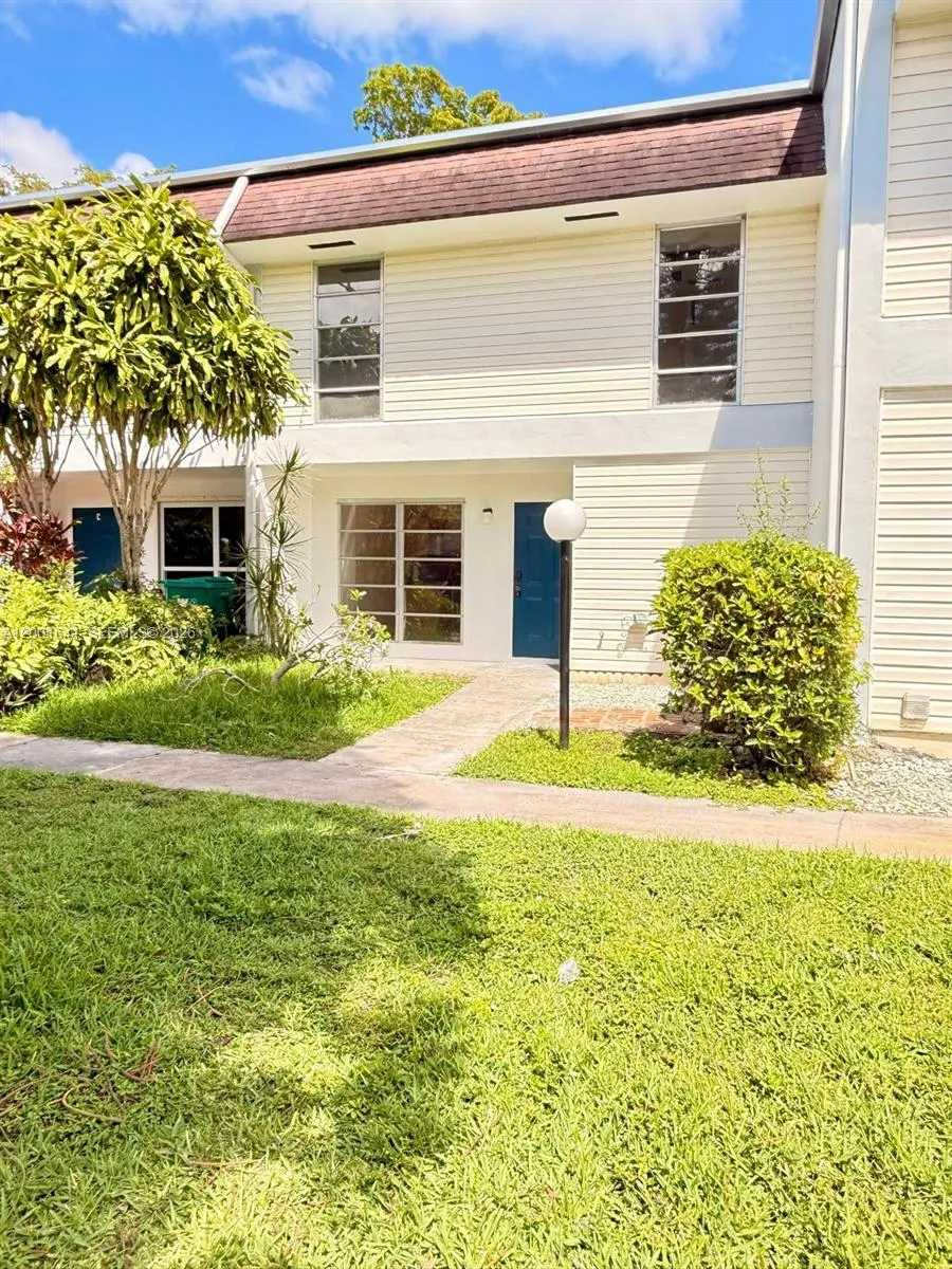 3301 Raleigh St 4d, Hollywood, Florida 33021, Hollywood, Florida 33021, 4 Bedrooms Bedrooms, ,2 BathroomsBathrooms,Residential Lease,For Rent,3301 Raleigh St 4d, Hollywood, Florida 33021,A12001641
