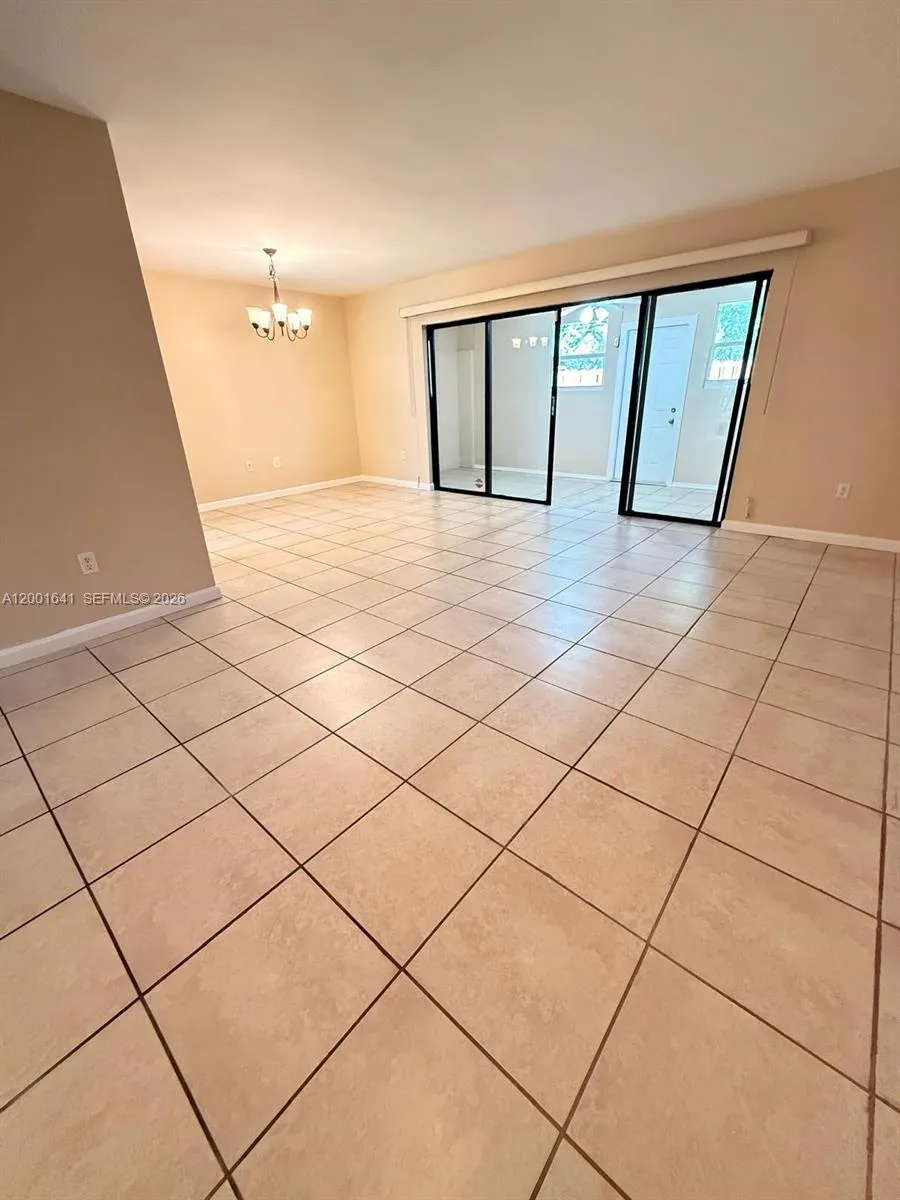 3301 Raleigh St 4d, Hollywood, Florida 33021, Hollywood, Florida 33021, 4 Bedrooms Bedrooms, ,2 BathroomsBathrooms,Residential Lease,For Rent,3301 Raleigh St 4d, Hollywood, Florida 33021,A12001641