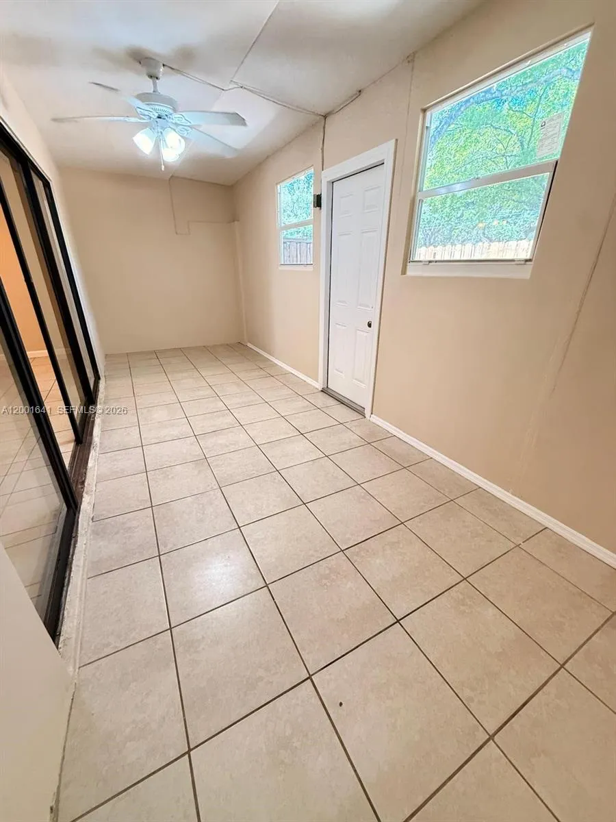3301 Raleigh St 4d, Hollywood, Florida 33021, Hollywood, Florida 33021, 4 Bedrooms Bedrooms, ,2 BathroomsBathrooms,Residential Lease,For Rent,3301 Raleigh St 4d, Hollywood, Florida 33021,A12001641