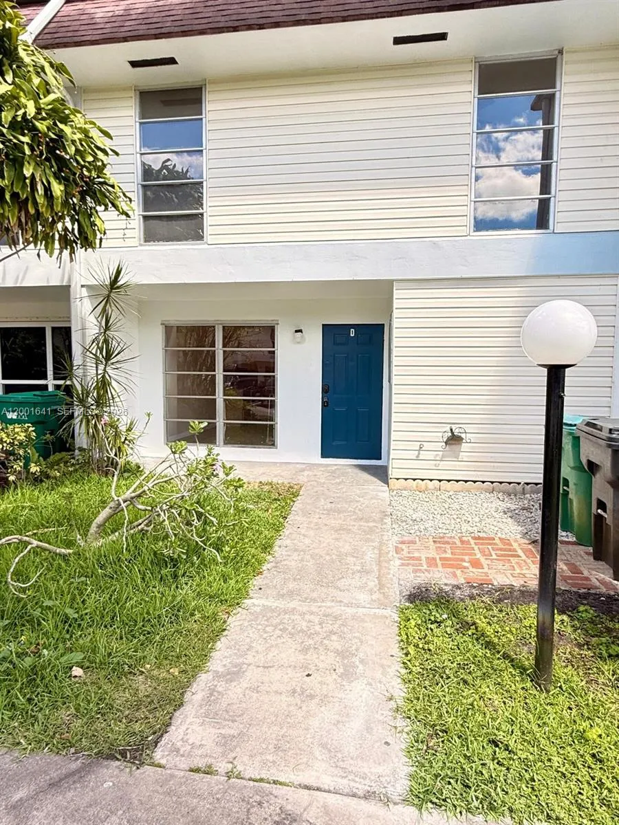 3301 Raleigh St 4d, Hollywood, Florida 33021, Hollywood, Florida 33021, 4 Bedrooms Bedrooms, ,2 BathroomsBathrooms,Residential Lease,For Rent,3301 Raleigh St 4d, Hollywood, Florida 33021,A12001641