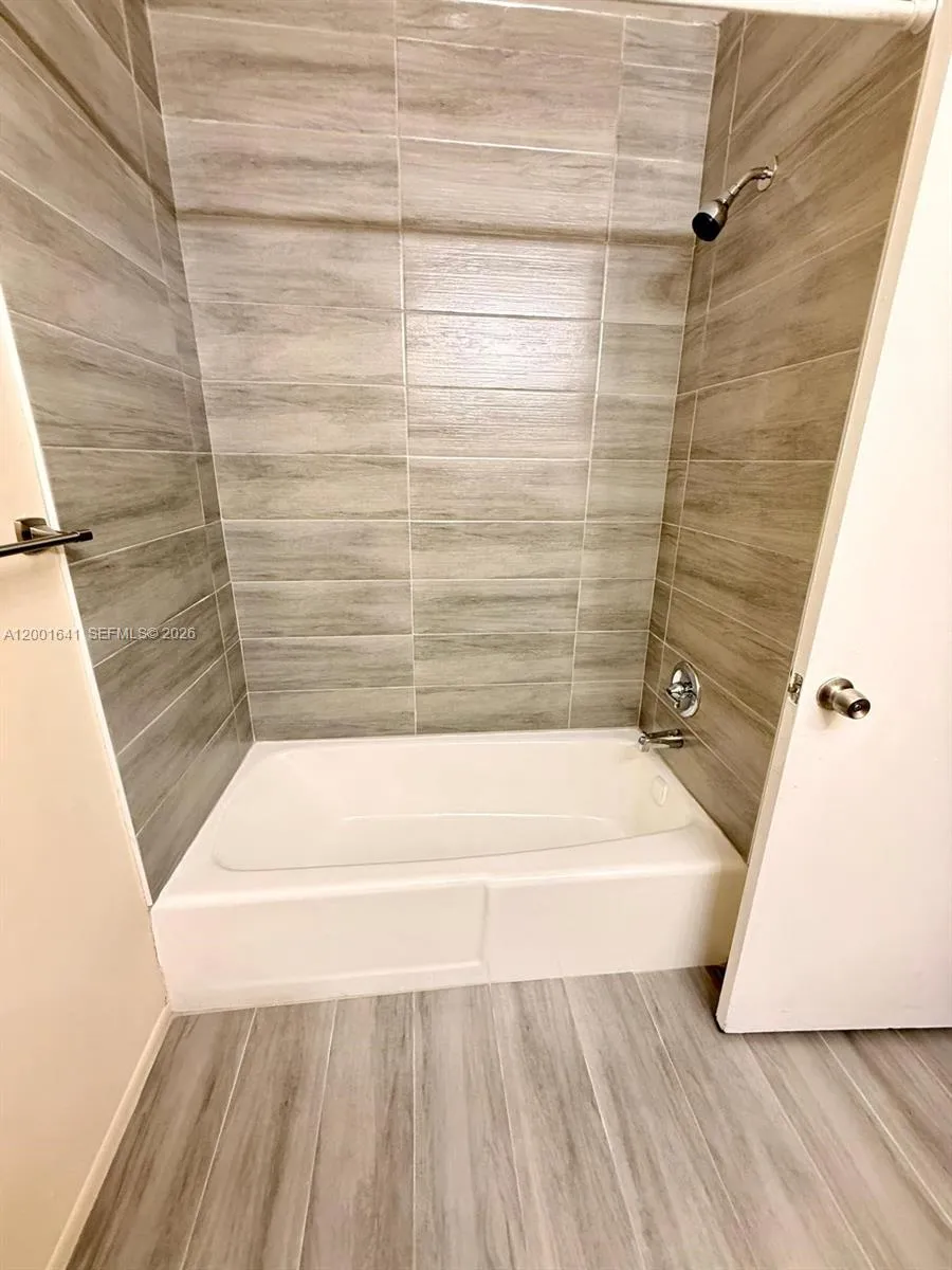 3301 Raleigh St 4d, Hollywood, Florida 33021, Hollywood, Florida 33021, 4 Bedrooms Bedrooms, ,2 BathroomsBathrooms,Residential Lease,For Rent,3301 Raleigh St 4d, Hollywood, Florida 33021,A12001641