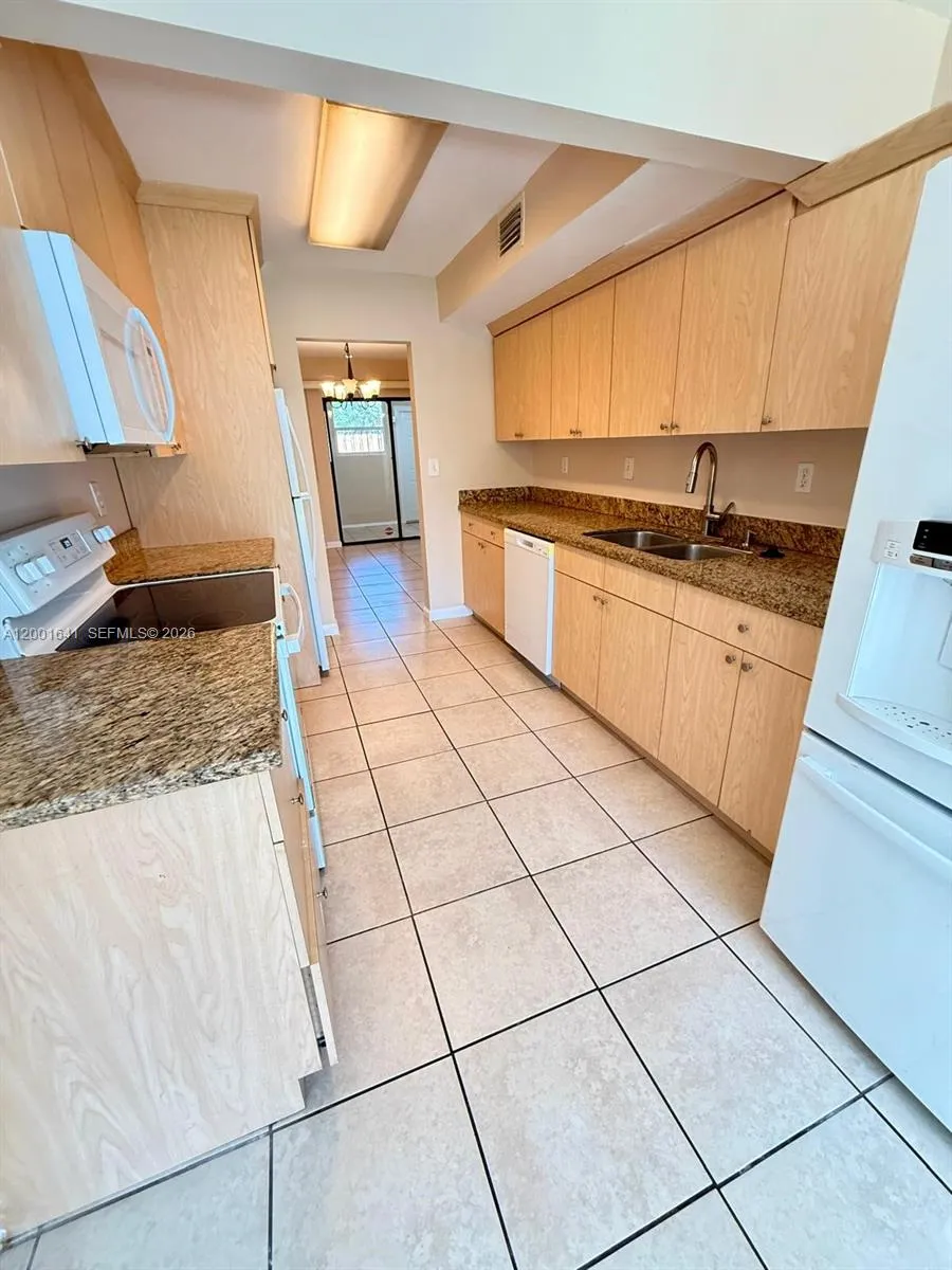 3301 Raleigh St 4d, Hollywood, Florida 33021, Hollywood, Florida 33021, 4 Bedrooms Bedrooms, ,2 BathroomsBathrooms,Residential Lease,For Rent,3301 Raleigh St 4d, Hollywood, Florida 33021,A12001641