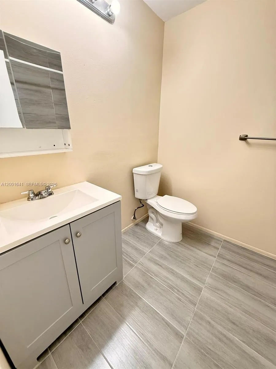 3301 Raleigh St 4d, Hollywood, Florida 33021, Hollywood, Florida 33021, 4 Bedrooms Bedrooms, ,2 BathroomsBathrooms,Residential Lease,For Rent,3301 Raleigh St 4d, Hollywood, Florida 33021,A12001641