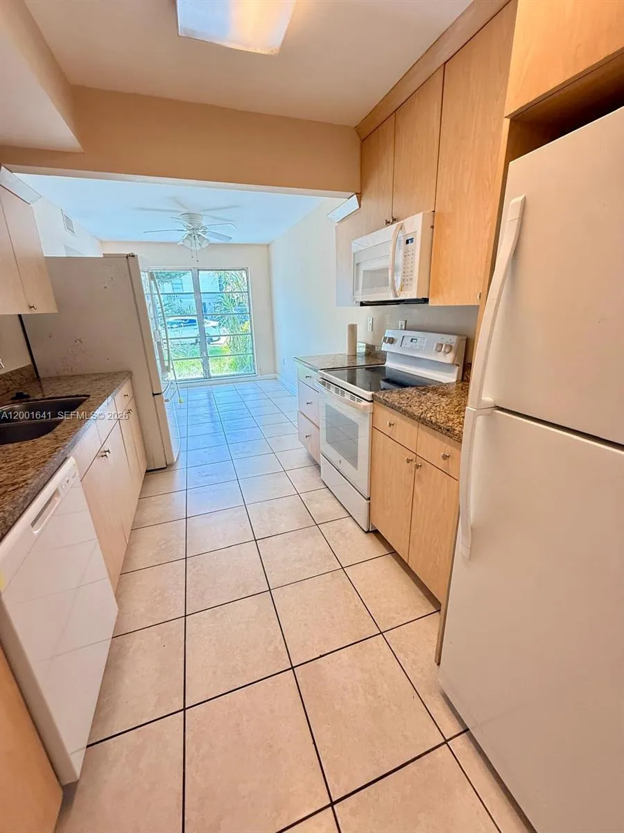 3301 Raleigh St 4d, Hollywood, Florida 33021, Hollywood, Florida 33021, 4 Bedrooms Bedrooms, ,2 BathroomsBathrooms,Residential Lease,For Rent,3301 Raleigh St 4d, Hollywood, Florida 33021,A12001641