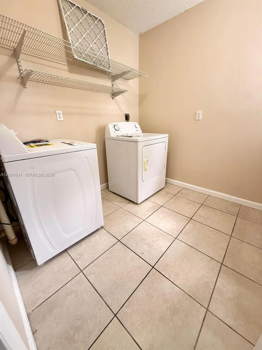 3301 Raleigh St 4d, Hollywood, Florida 33021, Hollywood, Florida 33021, 4 Bedrooms Bedrooms, ,2 BathroomsBathrooms,Residential Lease,For Rent,3301 Raleigh St 4d, Hollywood, Florida 33021,A12001641