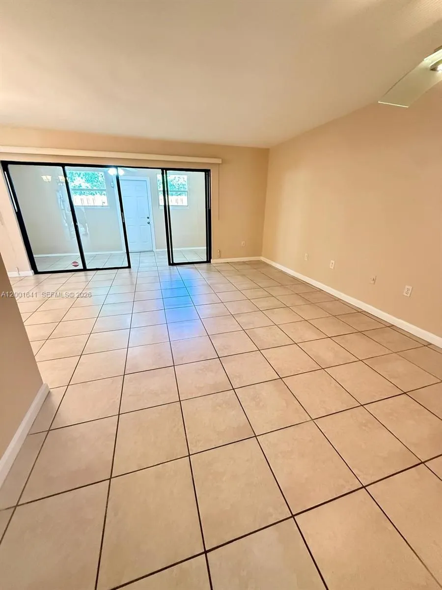 3301 Raleigh St 4d, Hollywood, Florida 33021, Hollywood, Florida 33021, 4 Bedrooms Bedrooms, ,2 BathroomsBathrooms,Residential Lease,For Rent,3301 Raleigh St 4d, Hollywood, Florida 33021,A12001641
