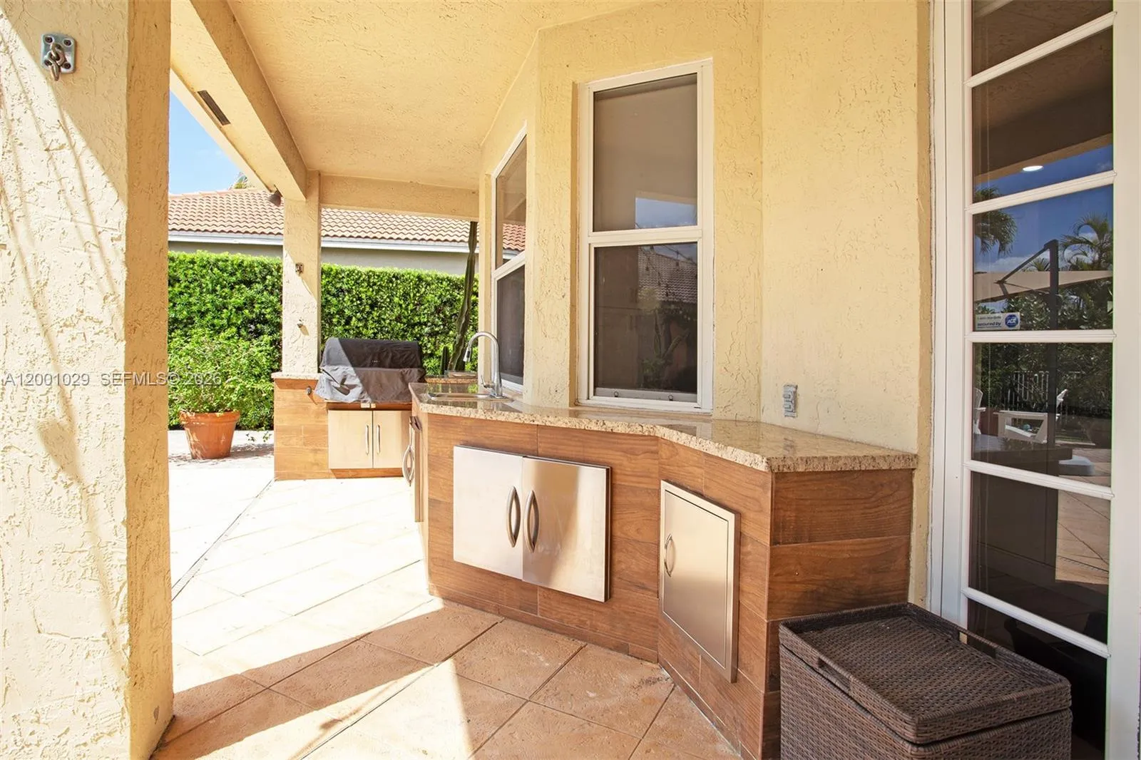 Outdoor Kitchen with BBQ and gas burner