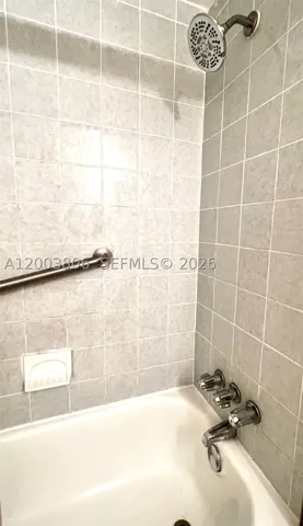 BATH TUB/SHOWER COMBINATION
