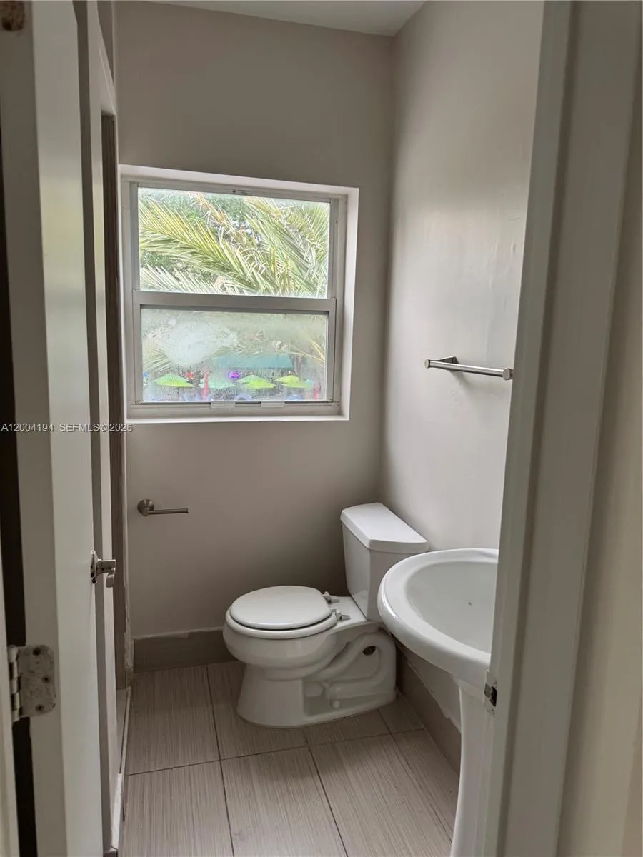 2060 Hollywood Blvd 2, Hollywood, Florida 33020, Hollywood, Florida 33020, 1 Bedroom Bedrooms, ,1 BathroomBathrooms,Residential Lease,For Rent,2060 Hollywood Blvd 2, Hollywood, Florida 33020,A12004194