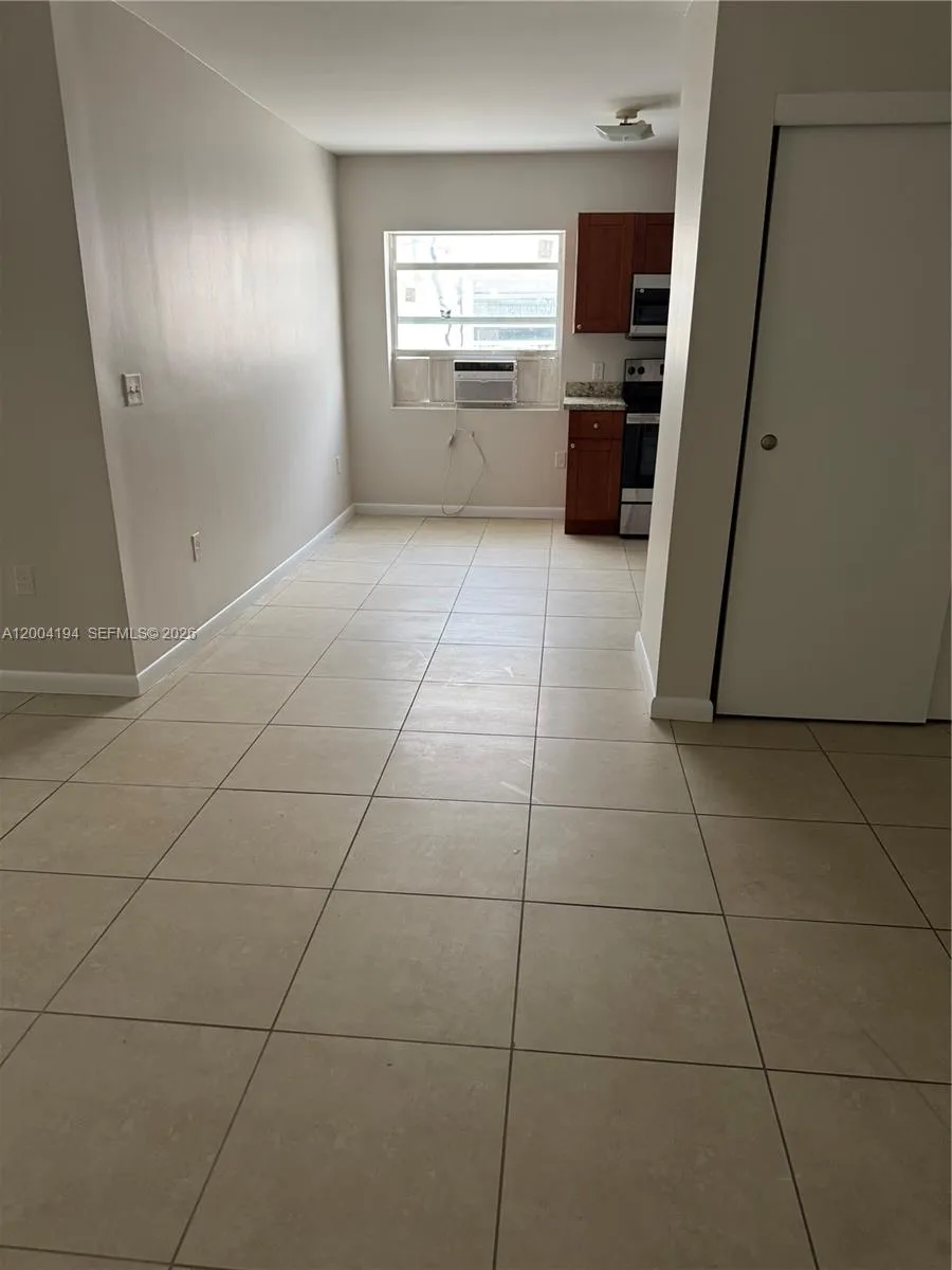 2060 Hollywood Blvd 2, Hollywood, Florida 33020, Hollywood, Florida 33020, 1 Bedroom Bedrooms, ,1 BathroomBathrooms,Residential Lease,For Rent,2060 Hollywood Blvd 2, Hollywood, Florida 33020,A12004194