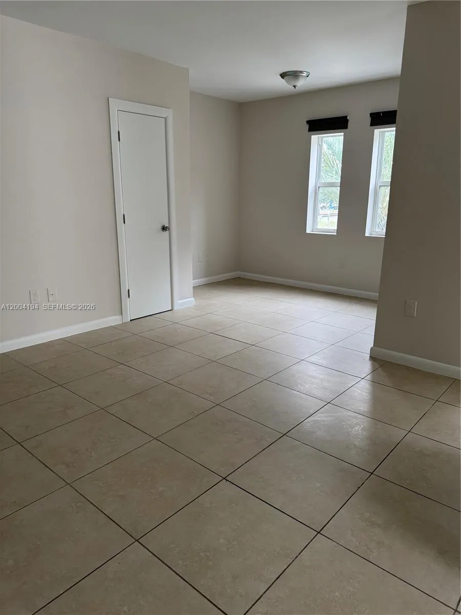 2060 Hollywood Blvd 2, Hollywood, Florida 33020, Hollywood, Florida 33020, 1 Bedroom Bedrooms, ,1 BathroomBathrooms,Residential Lease,For Rent,2060 Hollywood Blvd 2, Hollywood, Florida 33020,A12004194