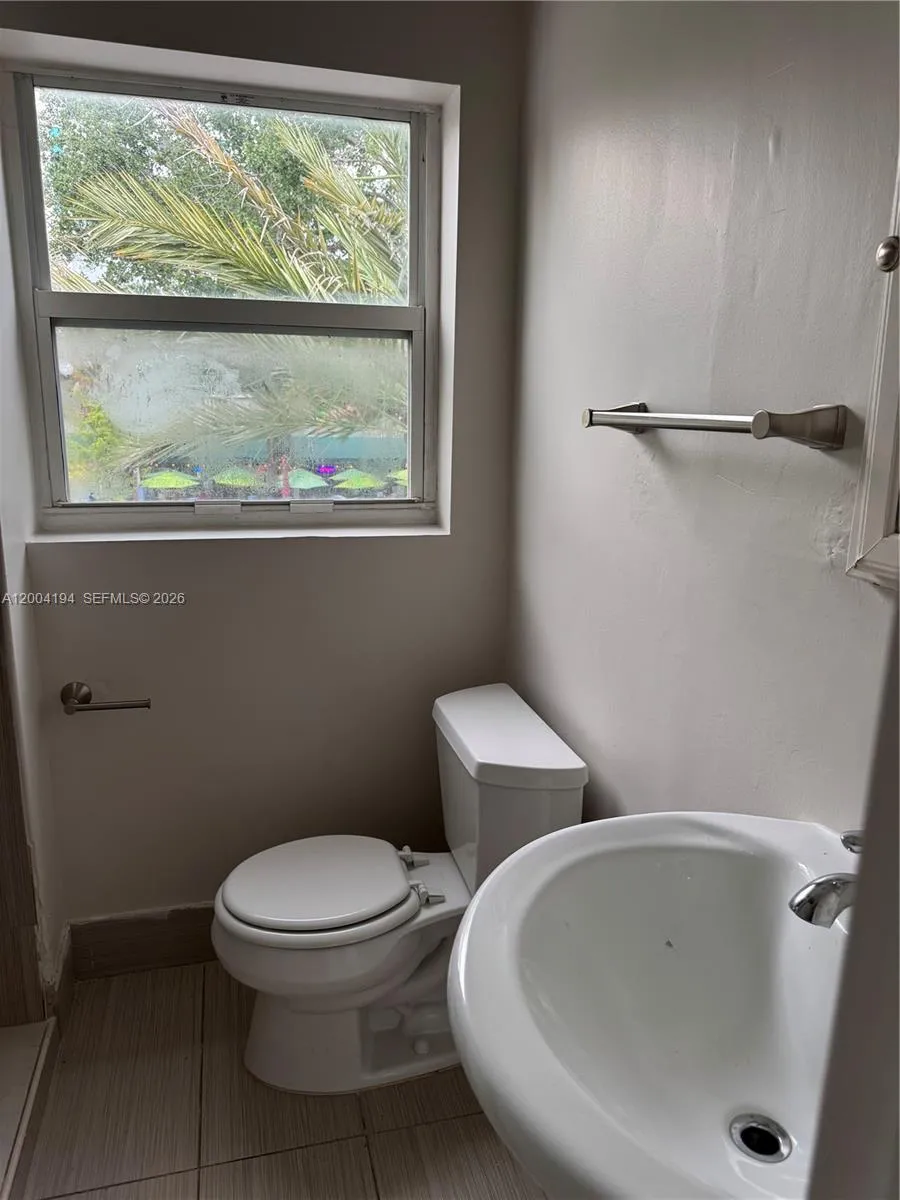 2060 Hollywood Blvd 2, Hollywood, Florida 33020, Hollywood, Florida 33020, 1 Bedroom Bedrooms, ,1 BathroomBathrooms,Residential Lease,For Rent,2060 Hollywood Blvd 2, Hollywood, Florida 33020,A12004194