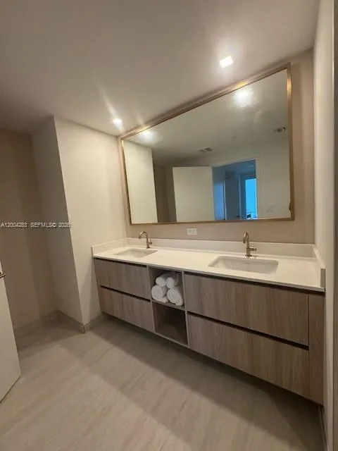 77 Se 5th St 1508, Miami, Florida 33131, Miami, Florida 33131, 1 Bedroom Bedrooms, ,1 BathroomBathrooms,Residential Lease,For Rent,77 Se 5th St 1508, Miami, Florida 33131,A12004283