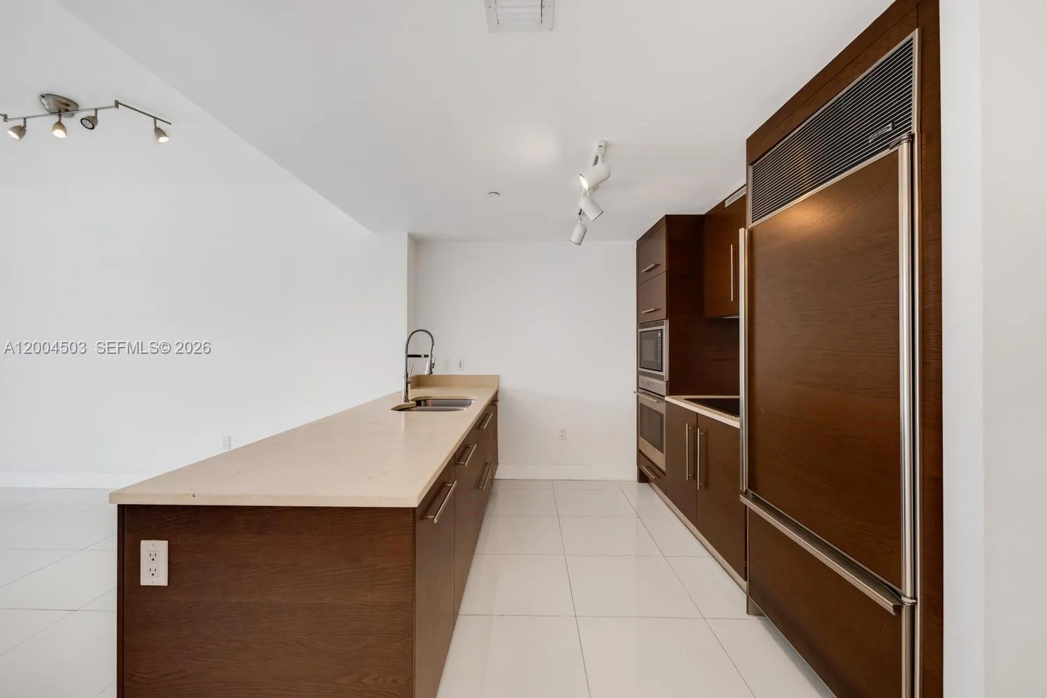 465 Brickell Ave 4206, Miami, Florida 33131, Miami, Florida 33131, 1 Bedroom Bedrooms, ,1 BathroomBathrooms,Residential Lease,For Rent,465 Brickell Ave 4206, Miami, Florida 33131,A12004503