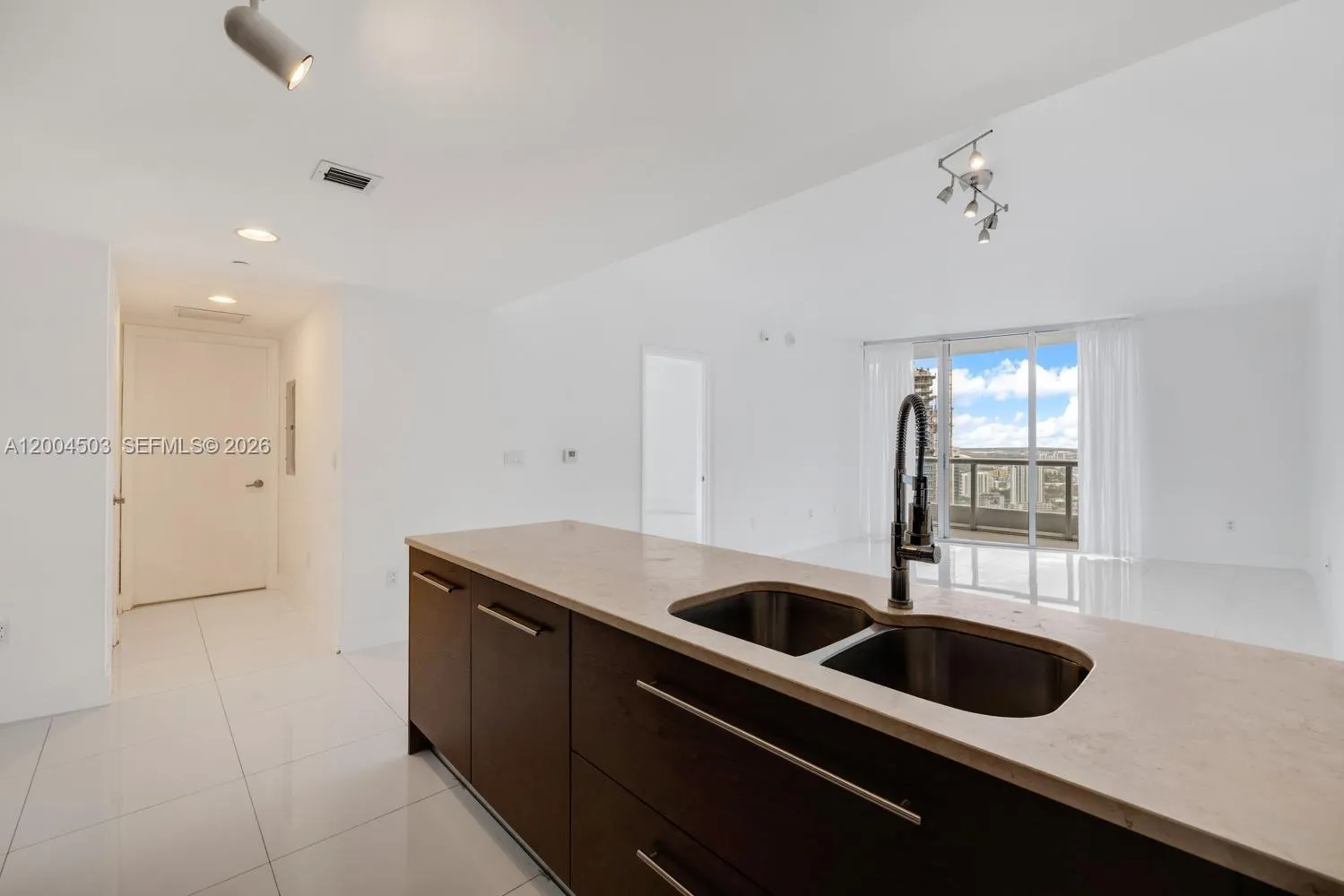 465 Brickell Ave 4206, Miami, Florida 33131, Miami, Florida 33131, 1 Bedroom Bedrooms, ,1 BathroomBathrooms,Residential Lease,For Rent,465 Brickell Ave 4206, Miami, Florida 33131,A12004503
