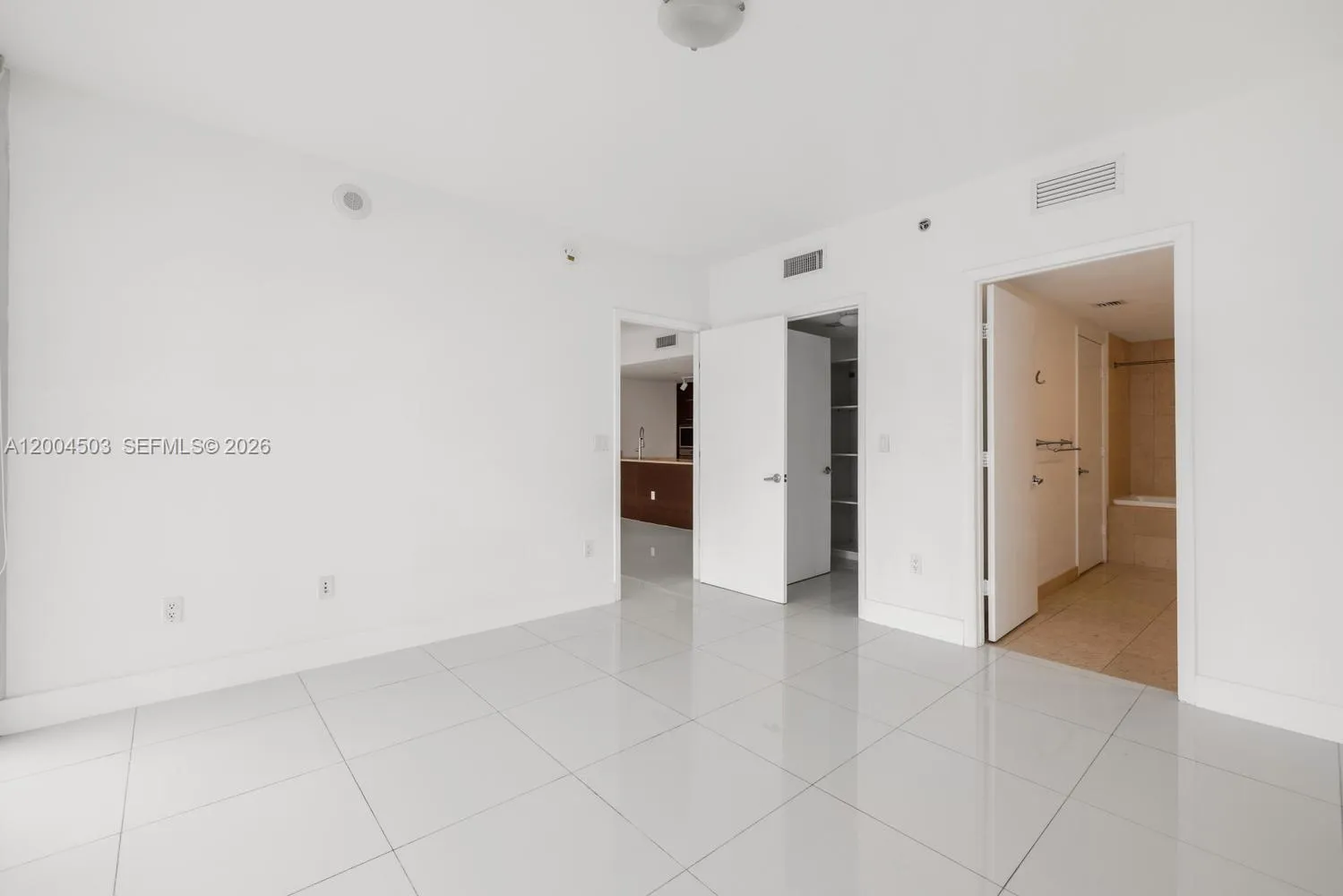 465 Brickell Ave 4206, Miami, Florida 33131, Miami, Florida 33131, 1 Bedroom Bedrooms, ,1 BathroomBathrooms,Residential Lease,For Rent,465 Brickell Ave 4206, Miami, Florida 33131,A12004503