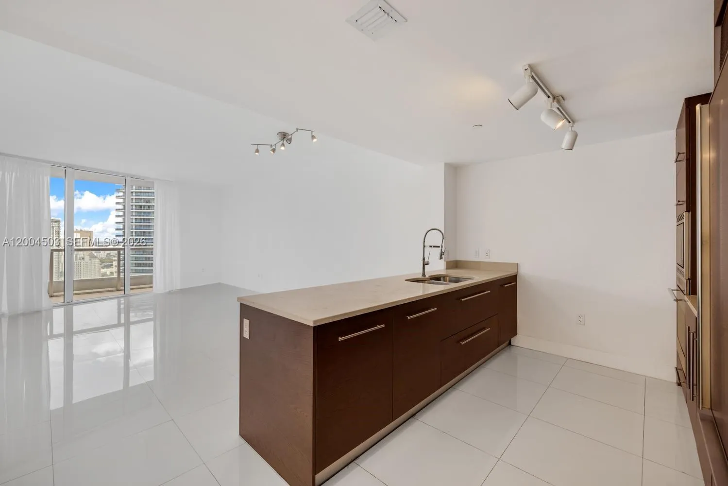 465 Brickell Ave 4206, Miami, Florida 33131, Miami, Florida 33131, 1 Bedroom Bedrooms, ,1 BathroomBathrooms,Residential Lease,For Rent,465 Brickell Ave 4206, Miami, Florida 33131,A12004503