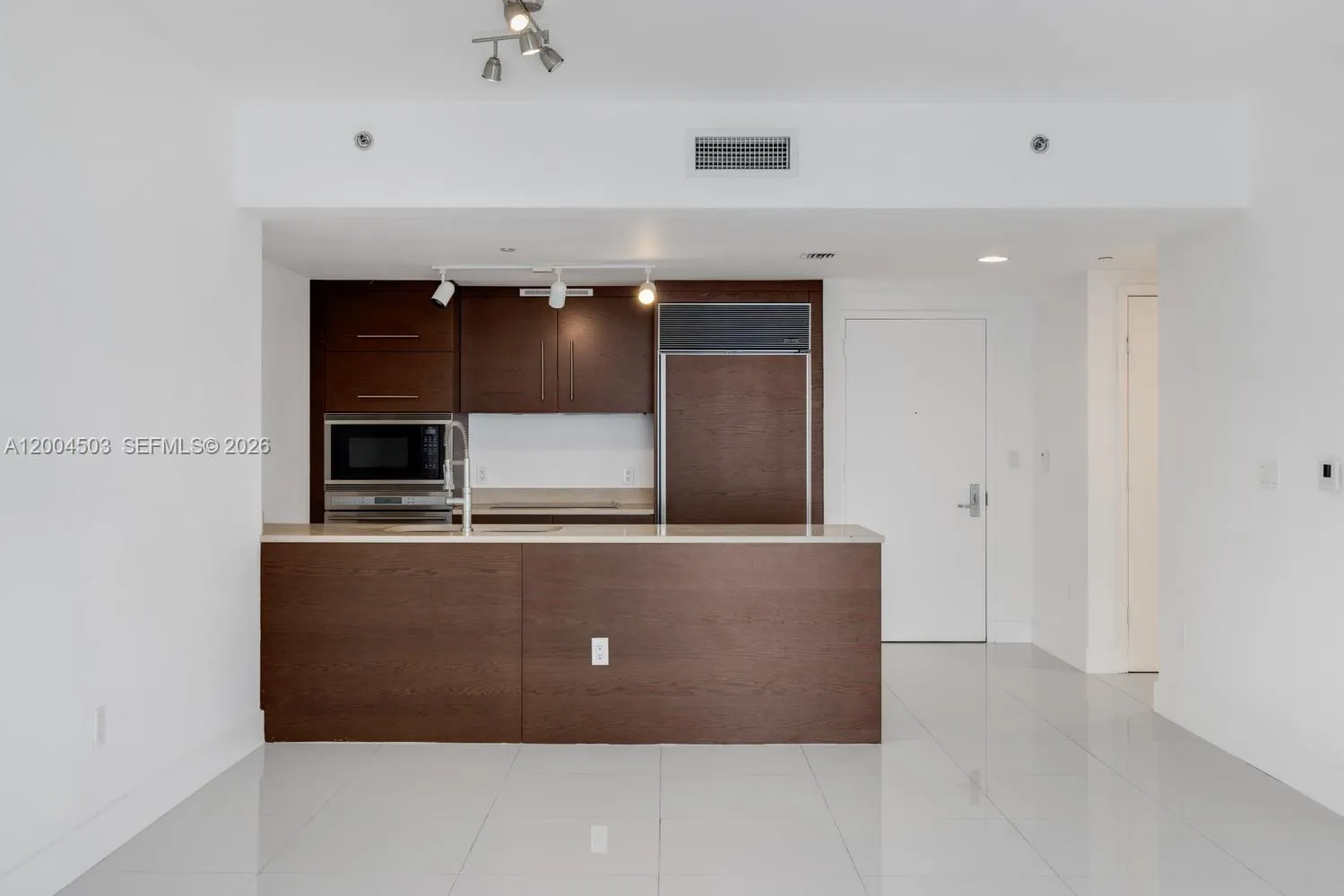 465 Brickell Ave 4206, Miami, Florida 33131, Miami, Florida 33131, 1 Bedroom Bedrooms, ,1 BathroomBathrooms,Residential Lease,For Rent,465 Brickell Ave 4206, Miami, Florida 33131,A12004503