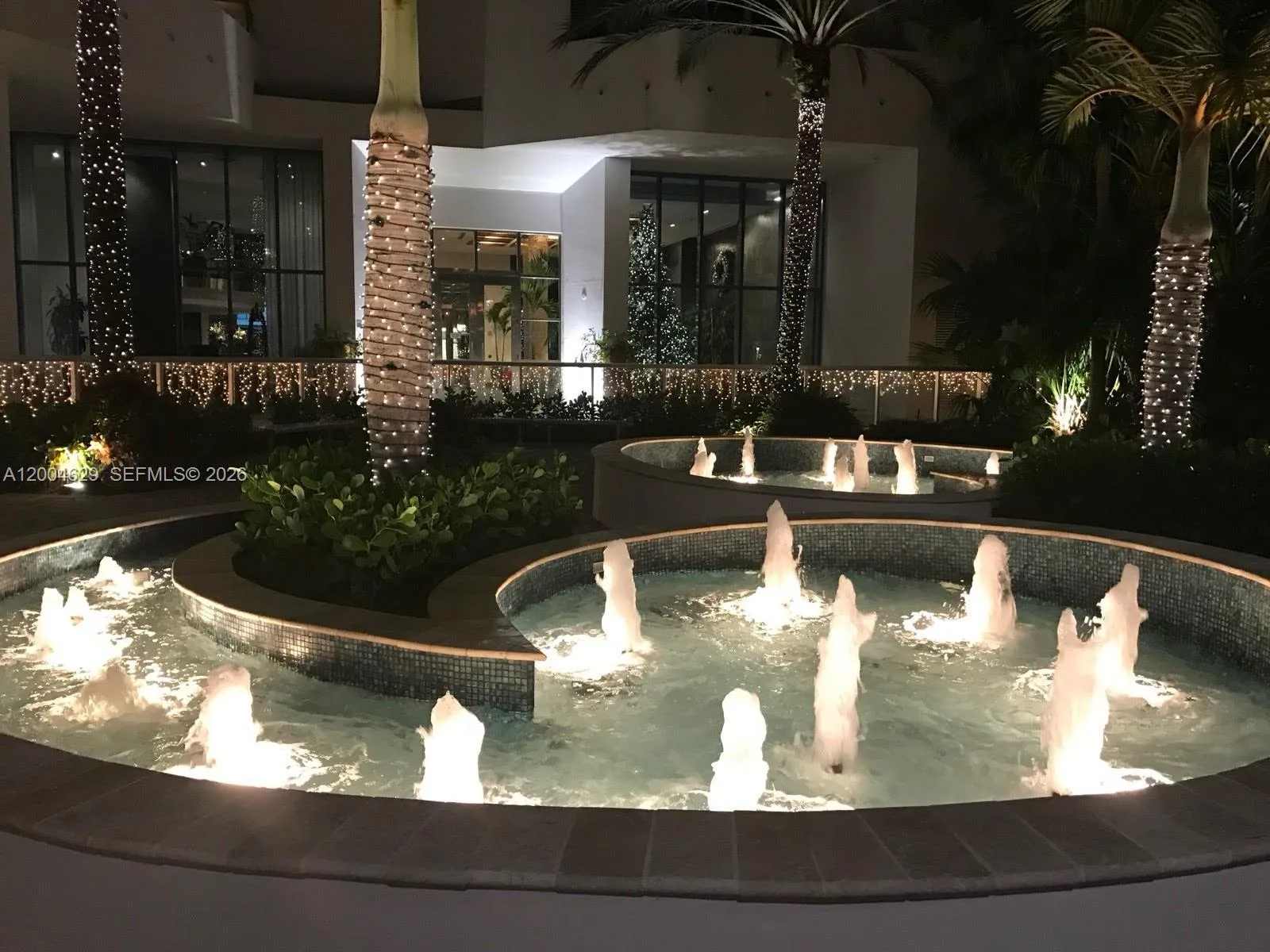 This elegantly illuminated fountain located behind the terrace wall and in front of New River transforms the night, with water cascading gracefully under the soft glow. Enjoy tranquil evenings by this stunning centerpiece, where every drop glistens like a gem in the moonlight.\r\n