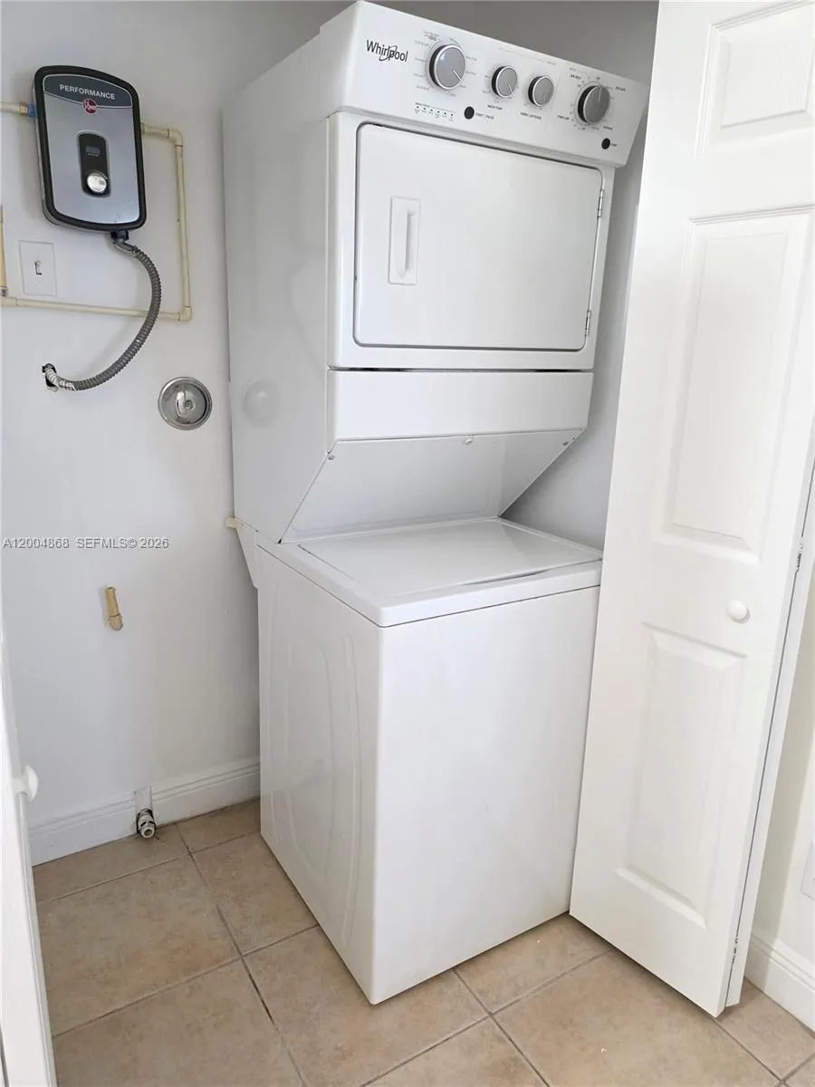 2309 Liberty St A, Hollywood, Florida 33020, Hollywood, Florida 33020, 3 Bedrooms Bedrooms, ,2 BathroomsBathrooms,Residential Lease,For Rent,2309 Liberty St A, Hollywood, Florida 33020,A12004868