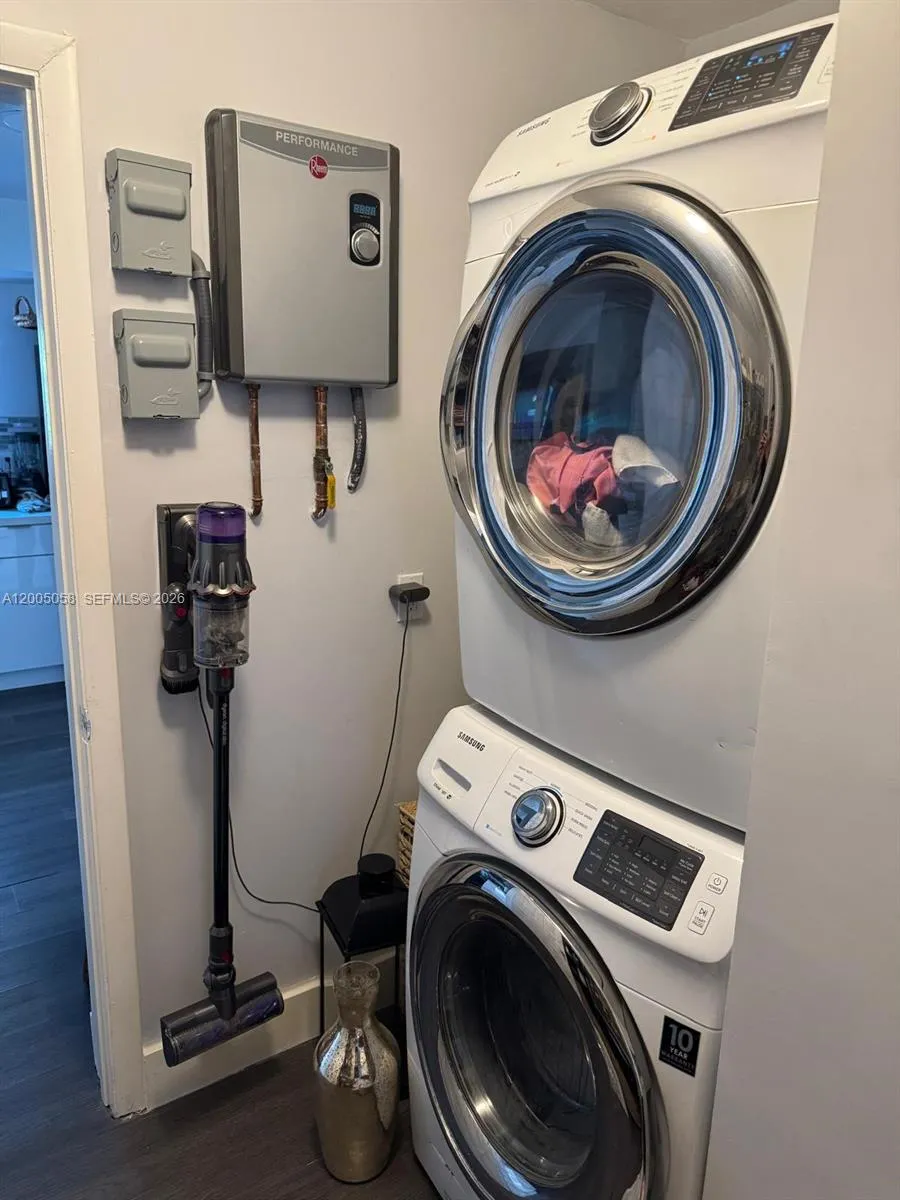 2911 Monroe St 0, Hollywood, Florida 33020, Hollywood, Florida 33020, 3 Bedrooms Bedrooms, ,2 BathroomsBathrooms,Residential Lease,For Rent,2911 Monroe St 0, Hollywood, Florida 33020,A12005058