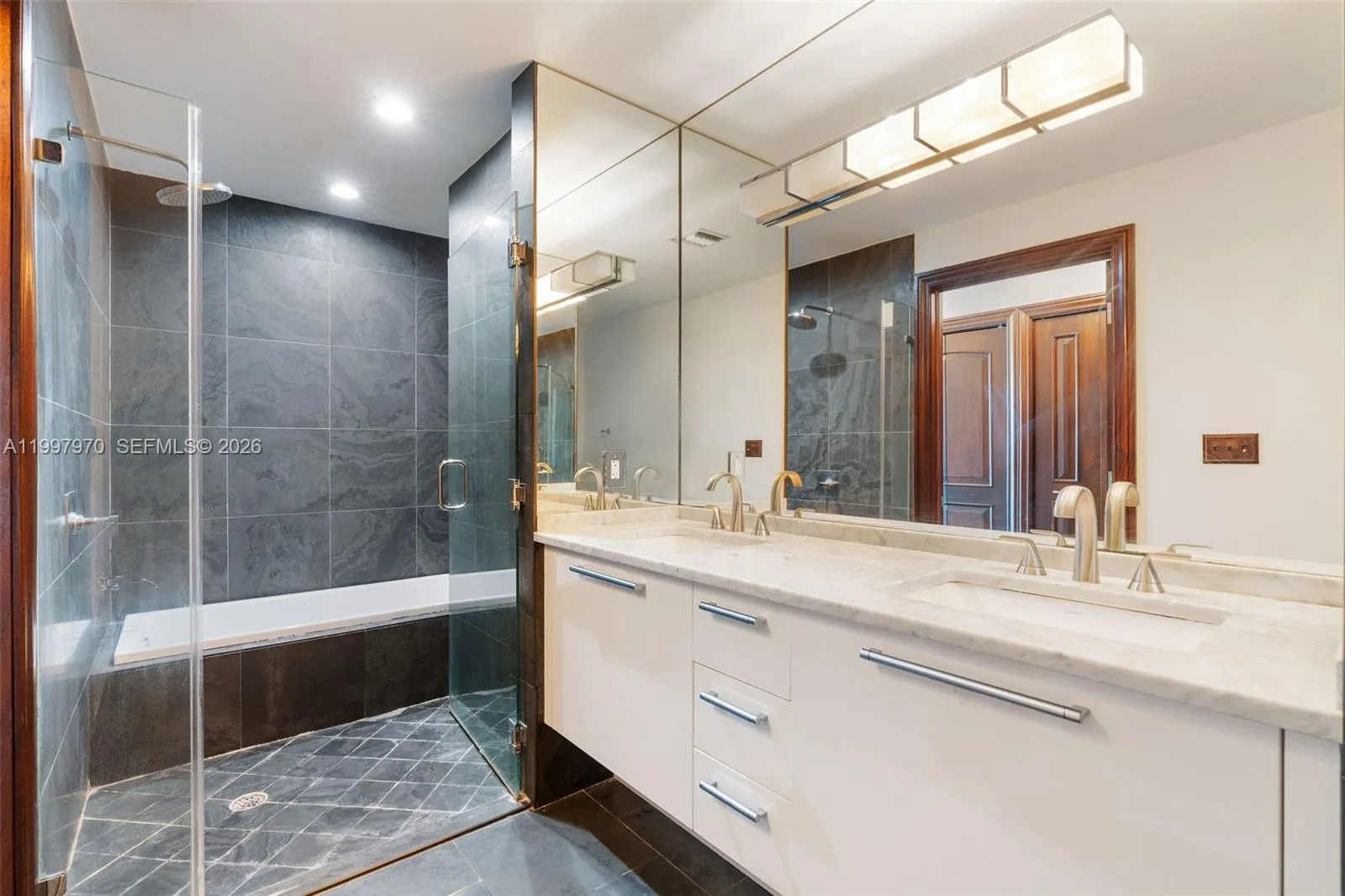 900 Biscayne Blvd 3502, Miami, Florida 33132, Miami, Florida 33132, 2 Bedrooms Bedrooms, ,3 BathroomsBathrooms,Residential,For Sale,900 Biscayne Blvd 3502, Miami, Florida 33132,A11997970