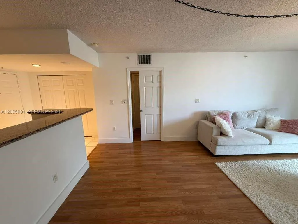 1155 Brickell Bay Dr 606, Miami, Florida 33131, Miami, Florida 33131, 1 Bedroom Bedrooms, ,1 BathroomBathrooms,Residential Lease,For Rent,1155 Brickell Bay Dr 606, Miami, Florida 33131,A12005901