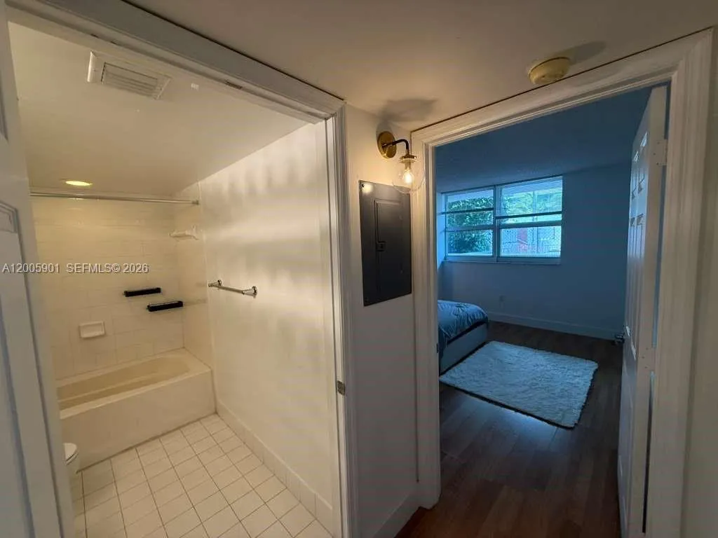 1155 Brickell Bay Dr 606, Miami, Florida 33131, Miami, Florida 33131, 1 Bedroom Bedrooms, ,1 BathroomBathrooms,Residential Lease,For Rent,1155 Brickell Bay Dr 606, Miami, Florida 33131,A12005901