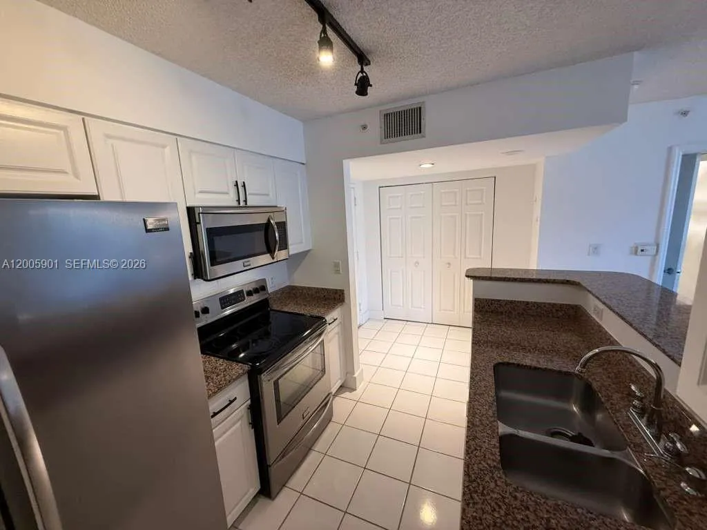 1155 Brickell Bay Dr 606, Miami, Florida 33131, Miami, Florida 33131, 1 Bedroom Bedrooms, ,1 BathroomBathrooms,Residential Lease,For Rent,1155 Brickell Bay Dr 606, Miami, Florida 33131,A12005901