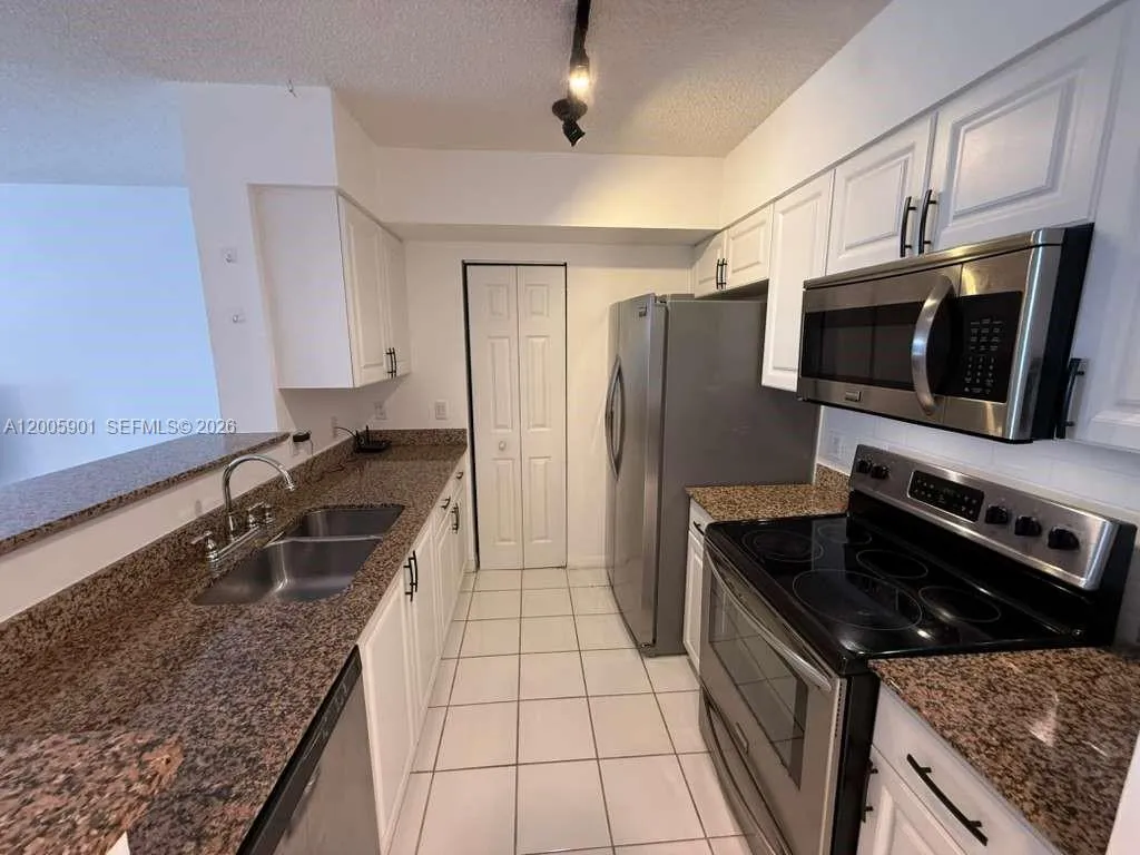 1155 Brickell Bay Dr 606, Miami, Florida 33131, Miami, Florida 33131, 1 Bedroom Bedrooms, ,1 BathroomBathrooms,Residential Lease,For Rent,1155 Brickell Bay Dr 606, Miami, Florida 33131,A12005901