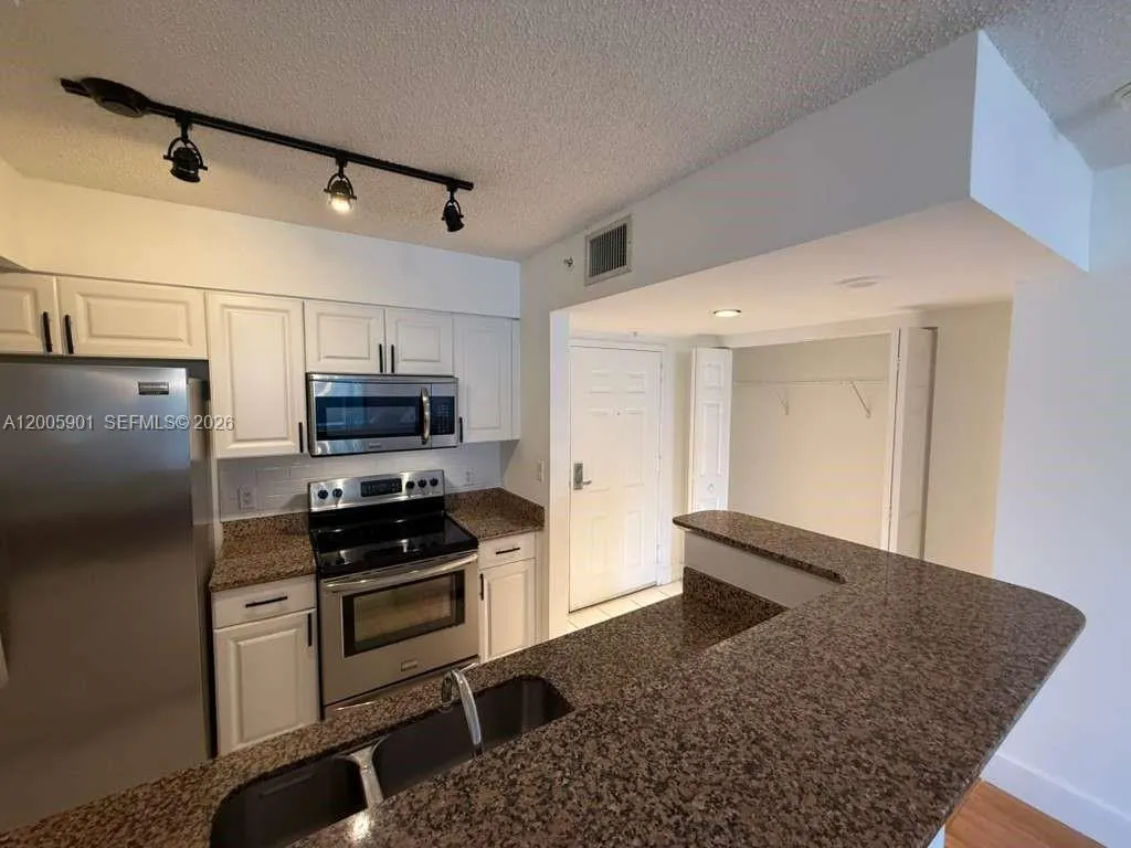 1155 Brickell Bay Dr 606, Miami, Florida 33131, Miami, Florida 33131, 1 Bedroom Bedrooms, ,1 BathroomBathrooms,Residential Lease,For Rent,1155 Brickell Bay Dr 606, Miami, Florida 33131,A12005901