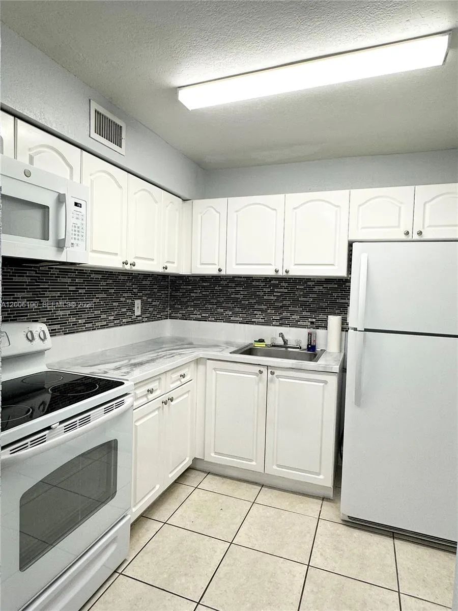 9405 Sw 76th St Y32, Miami, Florida 33173, Miami, Florida 33173, 2 Bedrooms Bedrooms, ,1 BathroomBathrooms,Residential Lease,For Rent,9405 Sw 76th St Y32, Miami, Florida 33173,A12006190