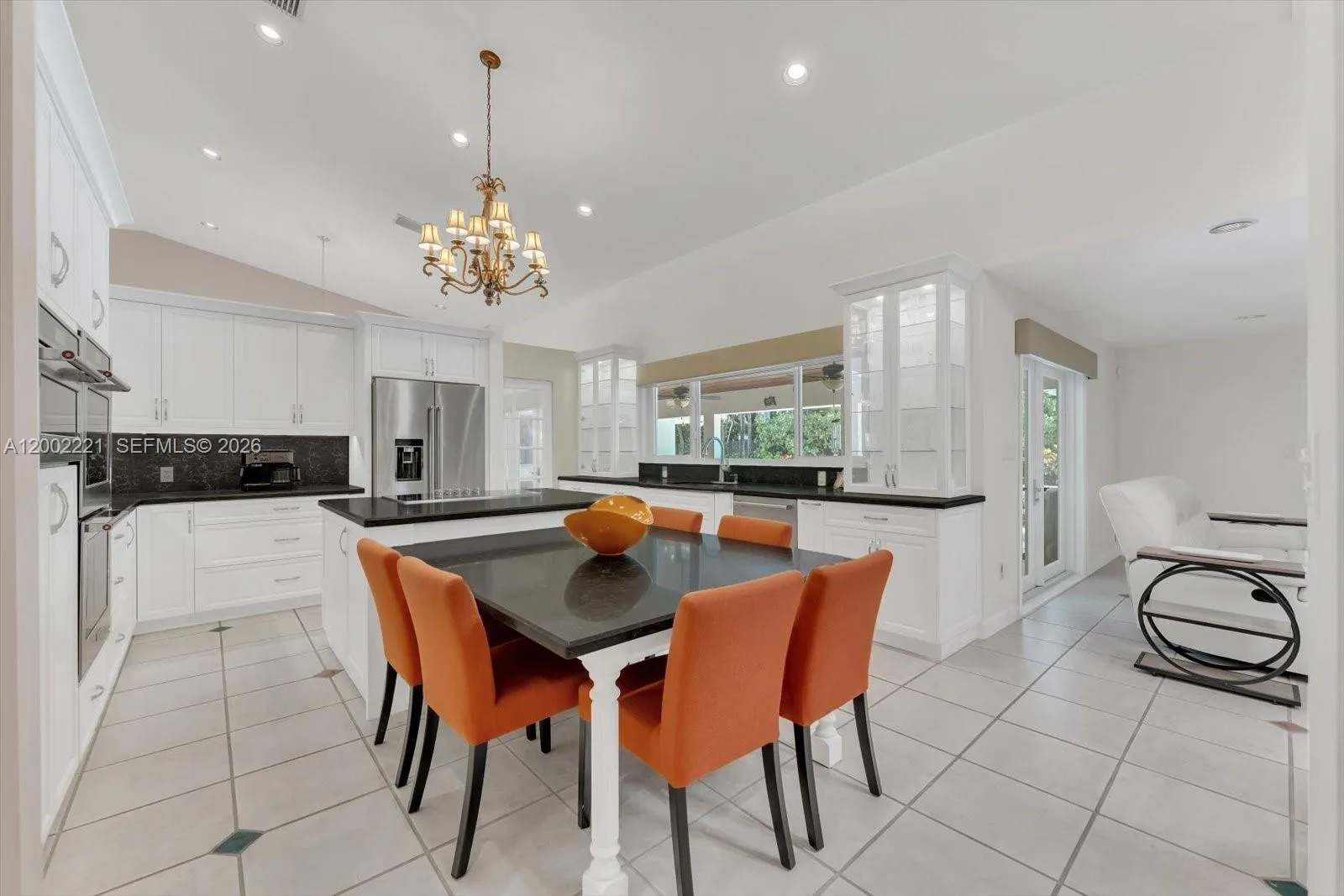 Large light and bright kitchen with a cooking island and breakfast bar/table