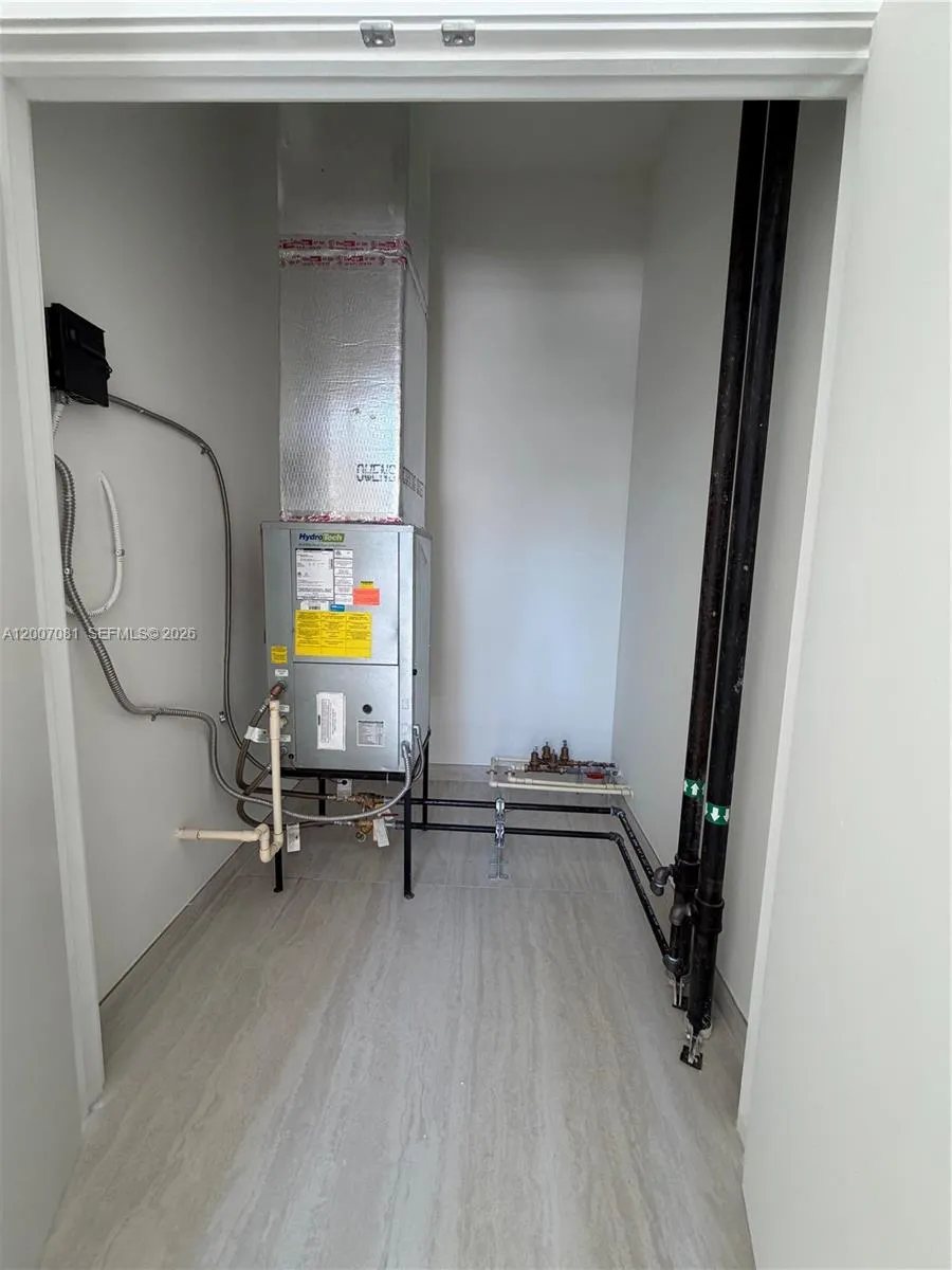 77 Se 5th Street 1014, Miami, Florida 33131, Miami, Florida 33131, 1 Bedroom Bedrooms, ,1 BathroomBathrooms,Residential Lease,For Rent,77 Se 5th Street 1014, Miami, Florida 33131,A12007081