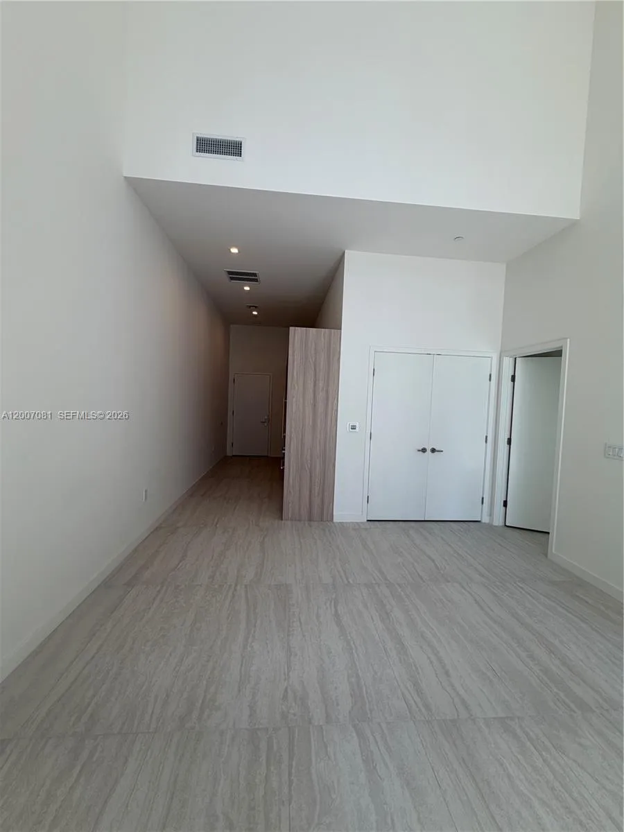 77 Se 5th Street 1014, Miami, Florida 33131, Miami, Florida 33131, 1 Bedroom Bedrooms, ,1 BathroomBathrooms,Residential Lease,For Rent,77 Se 5th Street 1014, Miami, Florida 33131,A12007081