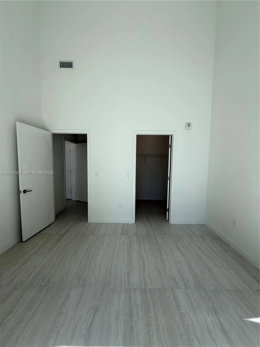 77 Se 5th Street 1014, Miami, Florida 33131, Miami, Florida 33131, 1 Bedroom Bedrooms, ,1 BathroomBathrooms,Residential Lease,For Rent,77 Se 5th Street 1014, Miami, Florida 33131,A12007081