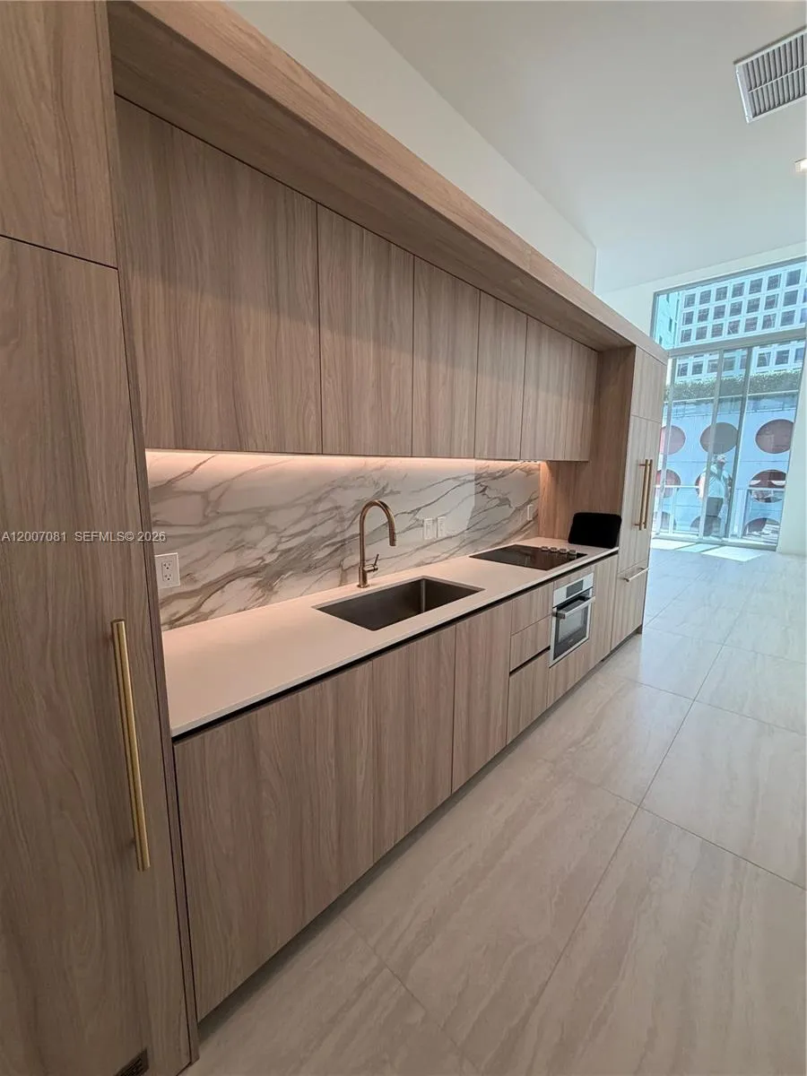 77 Se 5th Street 1014, Miami, Florida 33131, Miami, Florida 33131, 1 Bedroom Bedrooms, ,1 BathroomBathrooms,Residential Lease,For Rent,77 Se 5th Street 1014, Miami, Florida 33131,A12007081