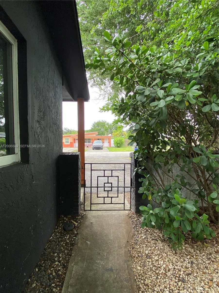 6132 Sw 39th St R, Miramar, Florida 33023, Miramar, Florida 33023, 2 Bedrooms Bedrooms, ,1 BathroomBathrooms,Residential Lease,For Rent,6132 Sw 39th St R, Miramar, Florida 33023,A12006889