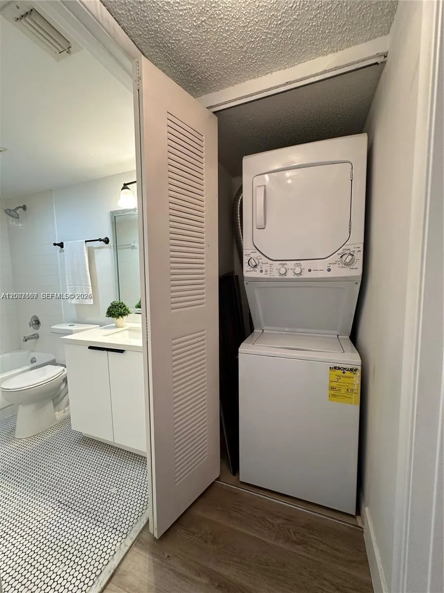 Pembroke Pines, Florida 33027, 2 Bedrooms Bedrooms, ,2 BathroomsBathrooms,Residential,For Sale,A12007669