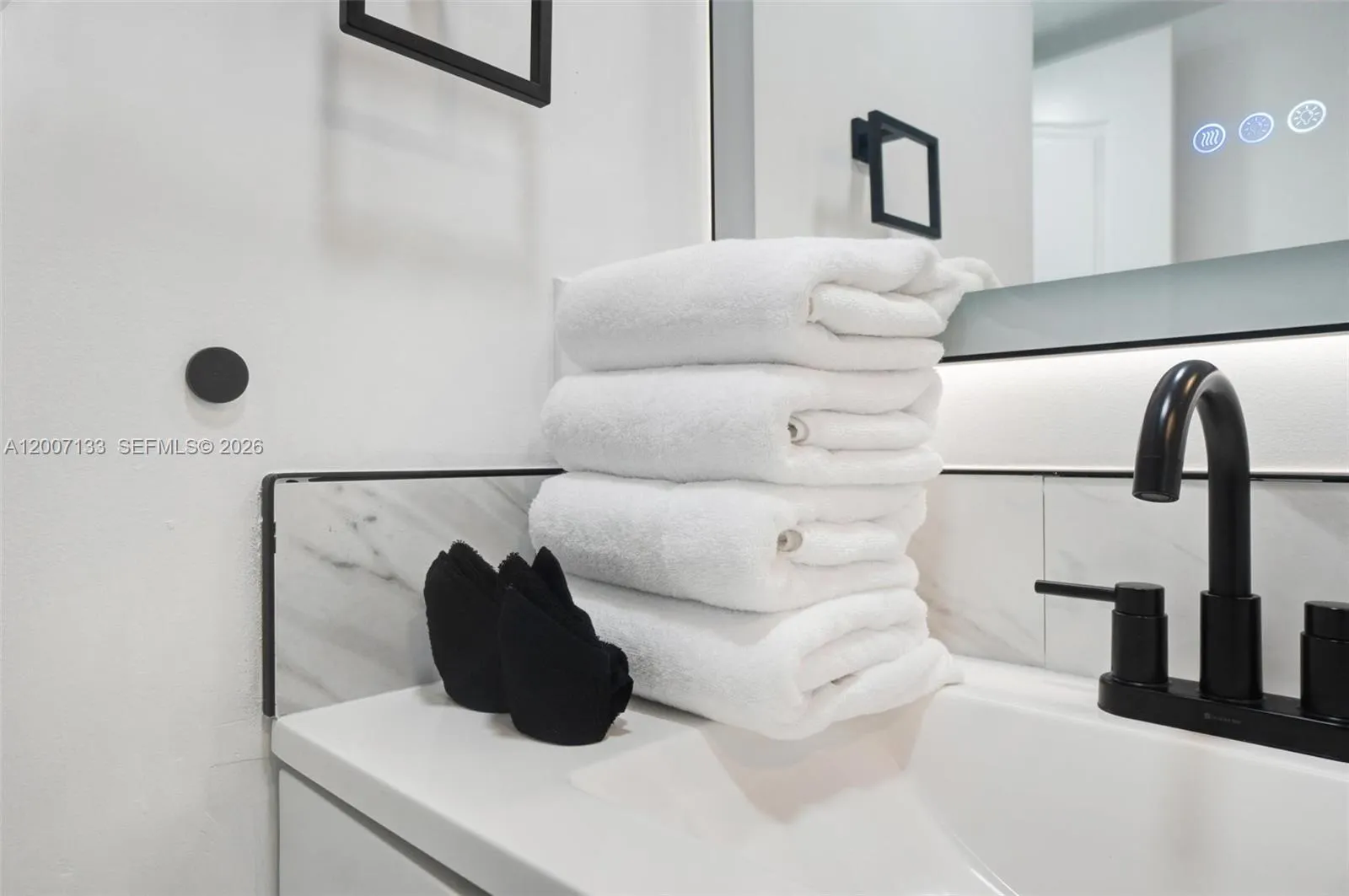 1200 Brickell Bay Dr 1907, Miami, Florida 33131, Miami, Florida 33131, 1 Bedroom Bedrooms, ,1 BathroomBathrooms,Residential,For Sale,1200 Brickell Bay Dr 1907, Miami, Florida 33131,A12007133