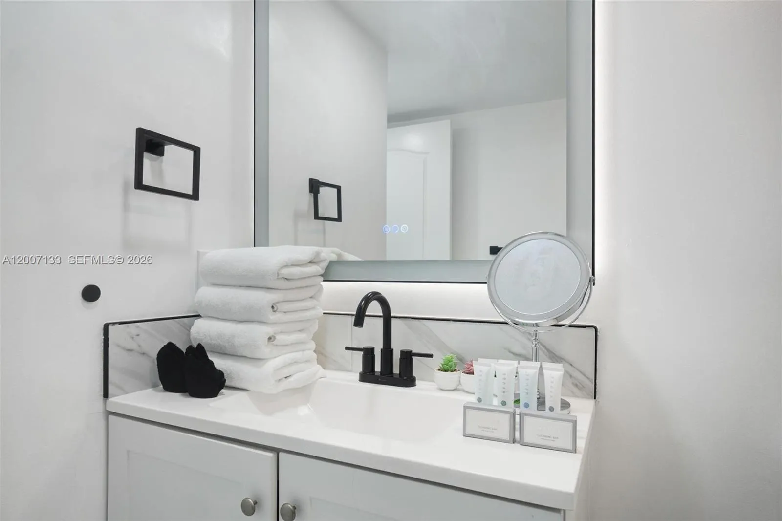 1200 Brickell Bay Dr 1907, Miami, Florida 33131, Miami, Florida 33131, 1 Bedroom Bedrooms, ,1 BathroomBathrooms,Residential,For Sale,1200 Brickell Bay Dr 1907, Miami, Florida 33131,A12007133