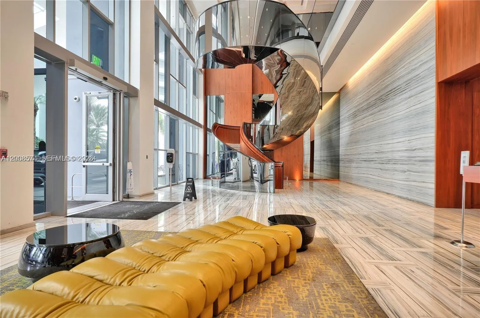 front desk and security 24 h a day