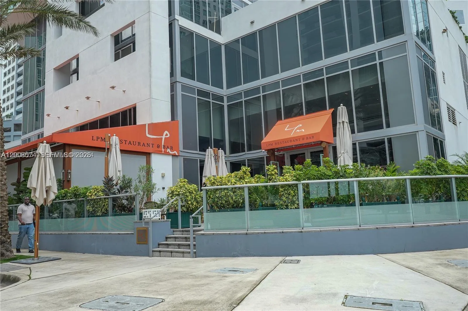 Bar Maman at the entrance ,residents 10% discount