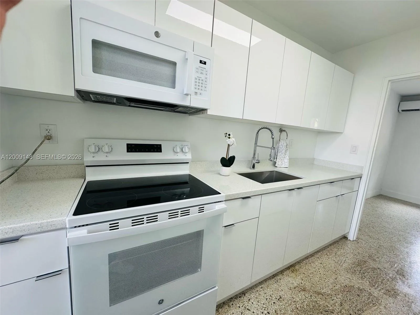 417 Se 14th Ct 2, Fort Lauderdale, Florida 33316, Fort Lauderdale, Florida 33316, 1 Bedroom Bedrooms, ,1 BathroomBathrooms,Residential Lease,For Rent,417 Se 14th Ct 2, Fort Lauderdale, Florida 33316,A12009148