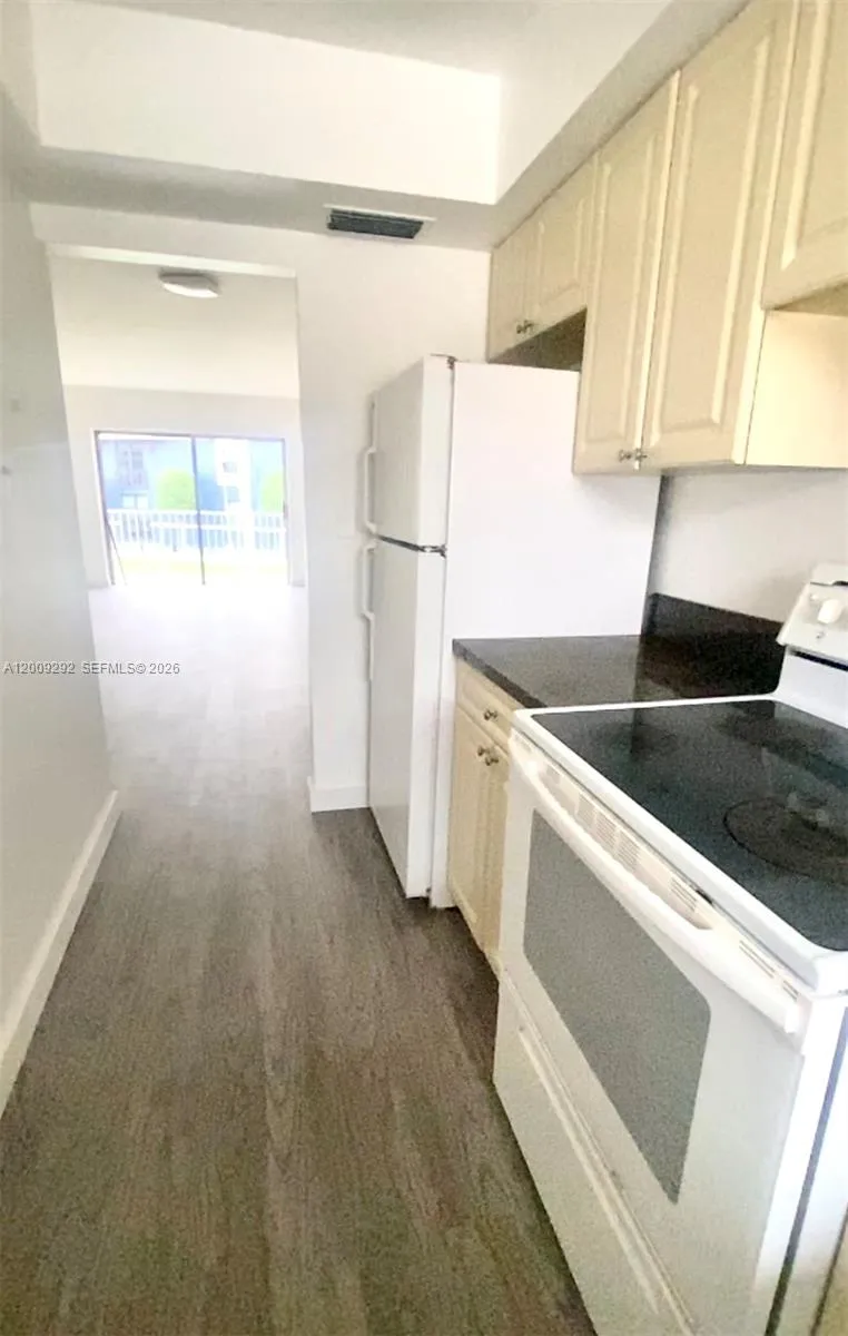 7324 Sw 82nd St B206, Miami, Florida 33143, Miami, Florida 33143, 2 Bedrooms Bedrooms, ,1 BathroomBathrooms,Residential Lease,For Rent,7324 Sw 82nd St B206, Miami, Florida 33143,A12009292
