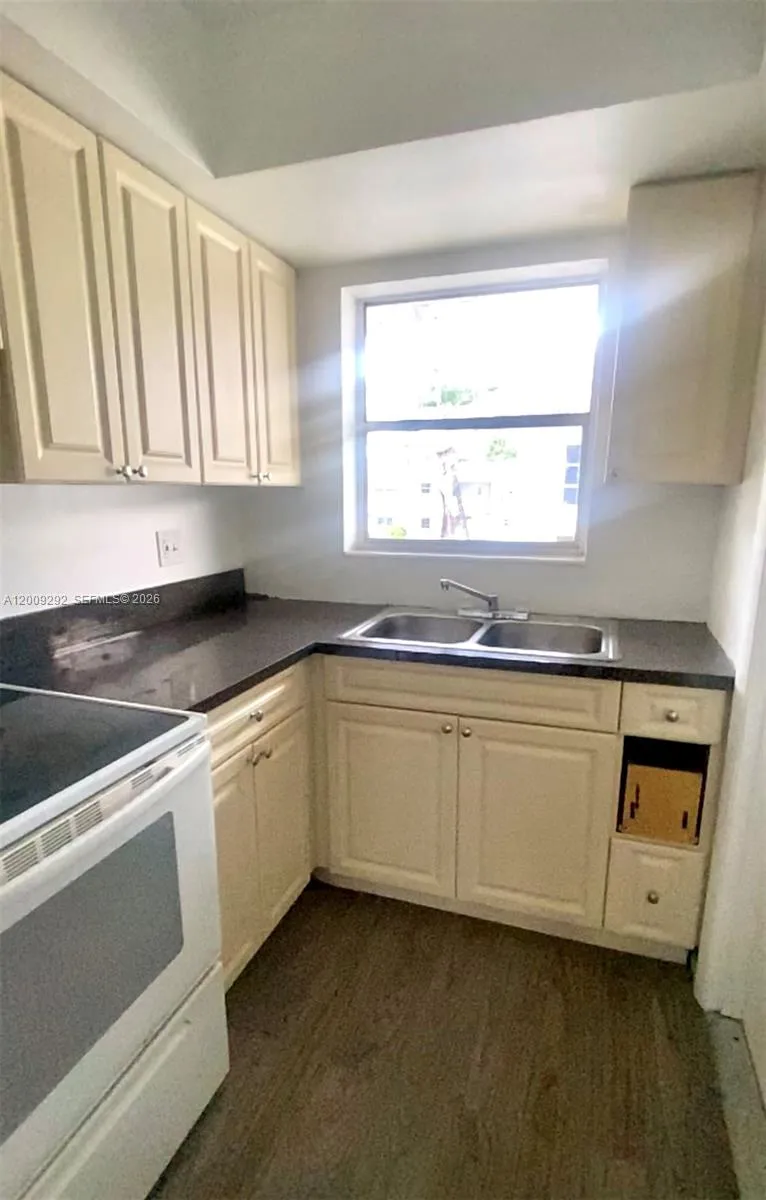 7324 Sw 82nd St B206, Miami, Florida 33143, Miami, Florida 33143, 2 Bedrooms Bedrooms, ,1 BathroomBathrooms,Residential Lease,For Rent,7324 Sw 82nd St B206, Miami, Florida 33143,A12009292