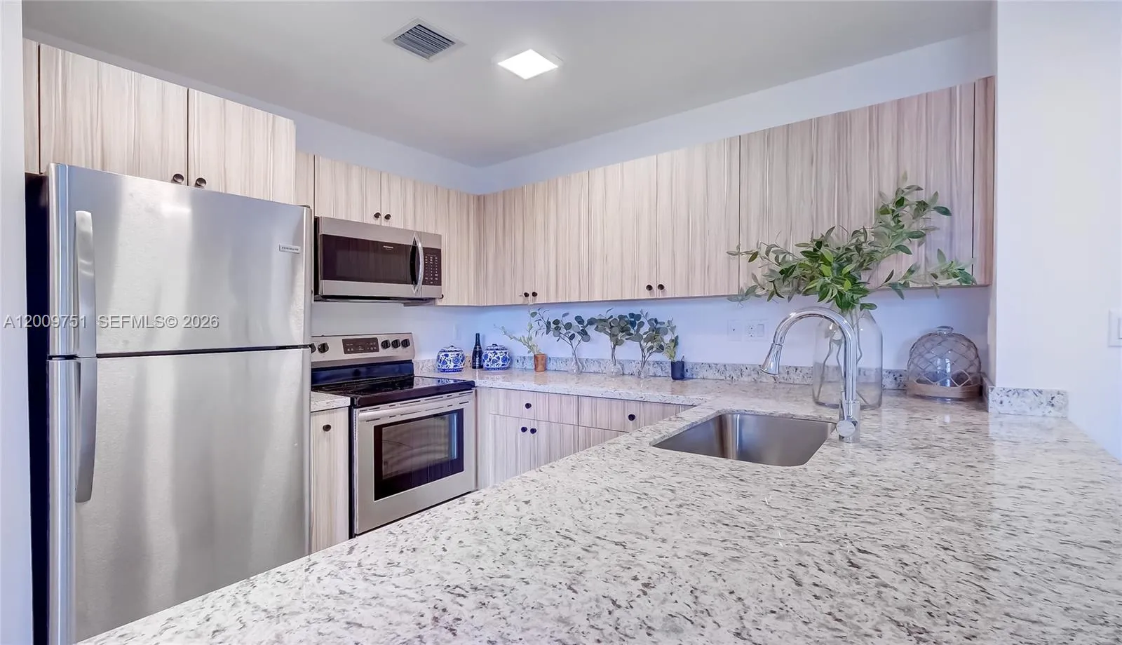 2010 Sw 25th Ter 404, Miami, Florida 33133, Miami, Florida 33133, 3 Bedrooms Bedrooms, ,2 BathroomsBathrooms,Residential Lease,For Rent,2010 Sw 25th Ter 404, Miami, Florida 33133,A12009751